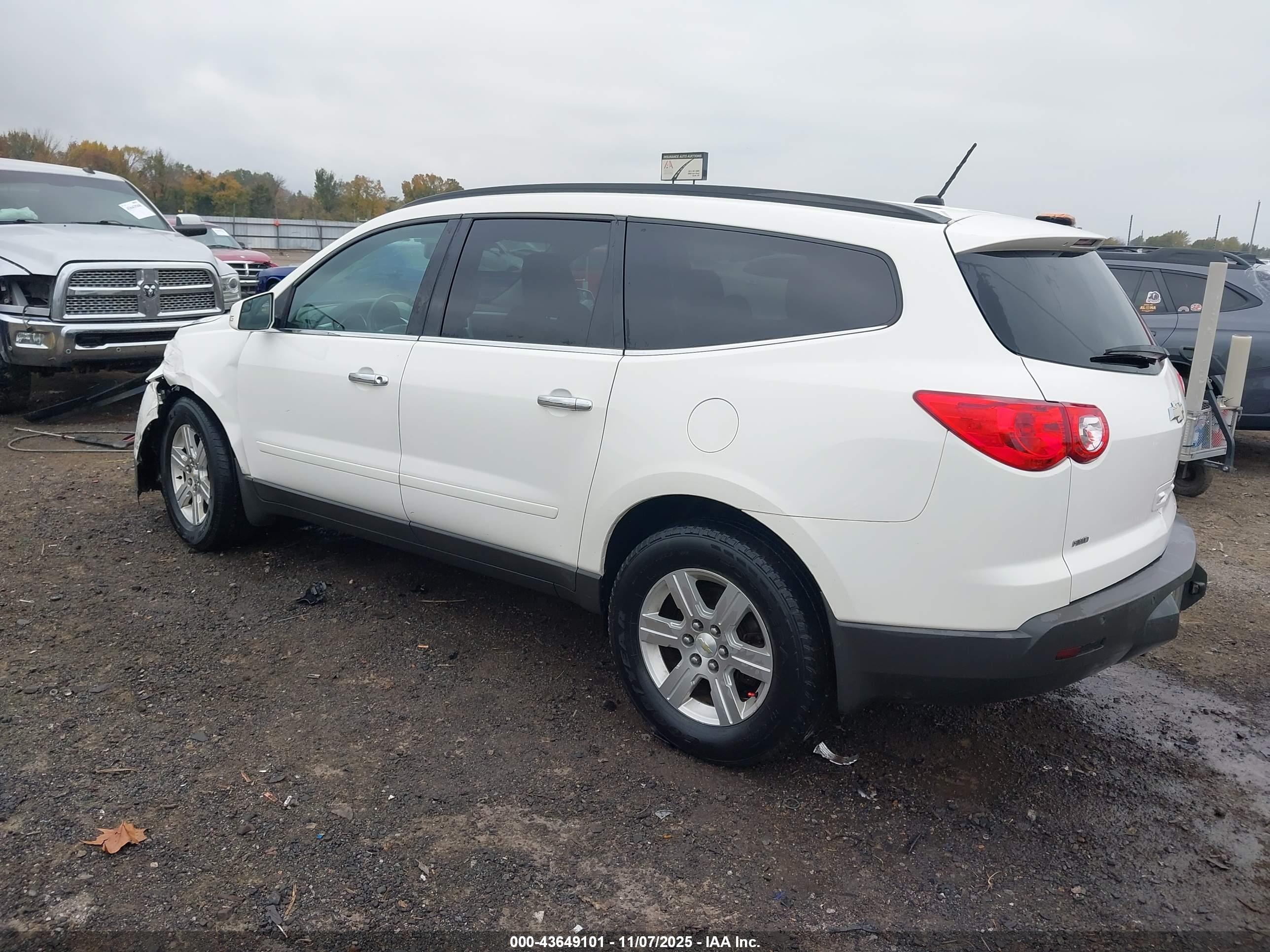 CHEVROLET TRAVERSE image 3