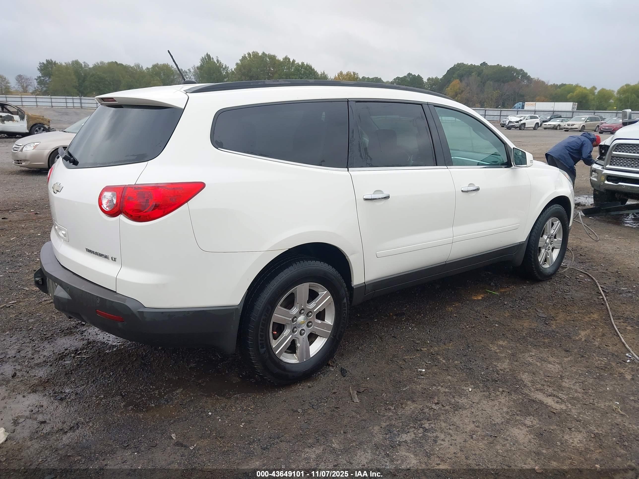 CHEVROLET TRAVERSE image 4