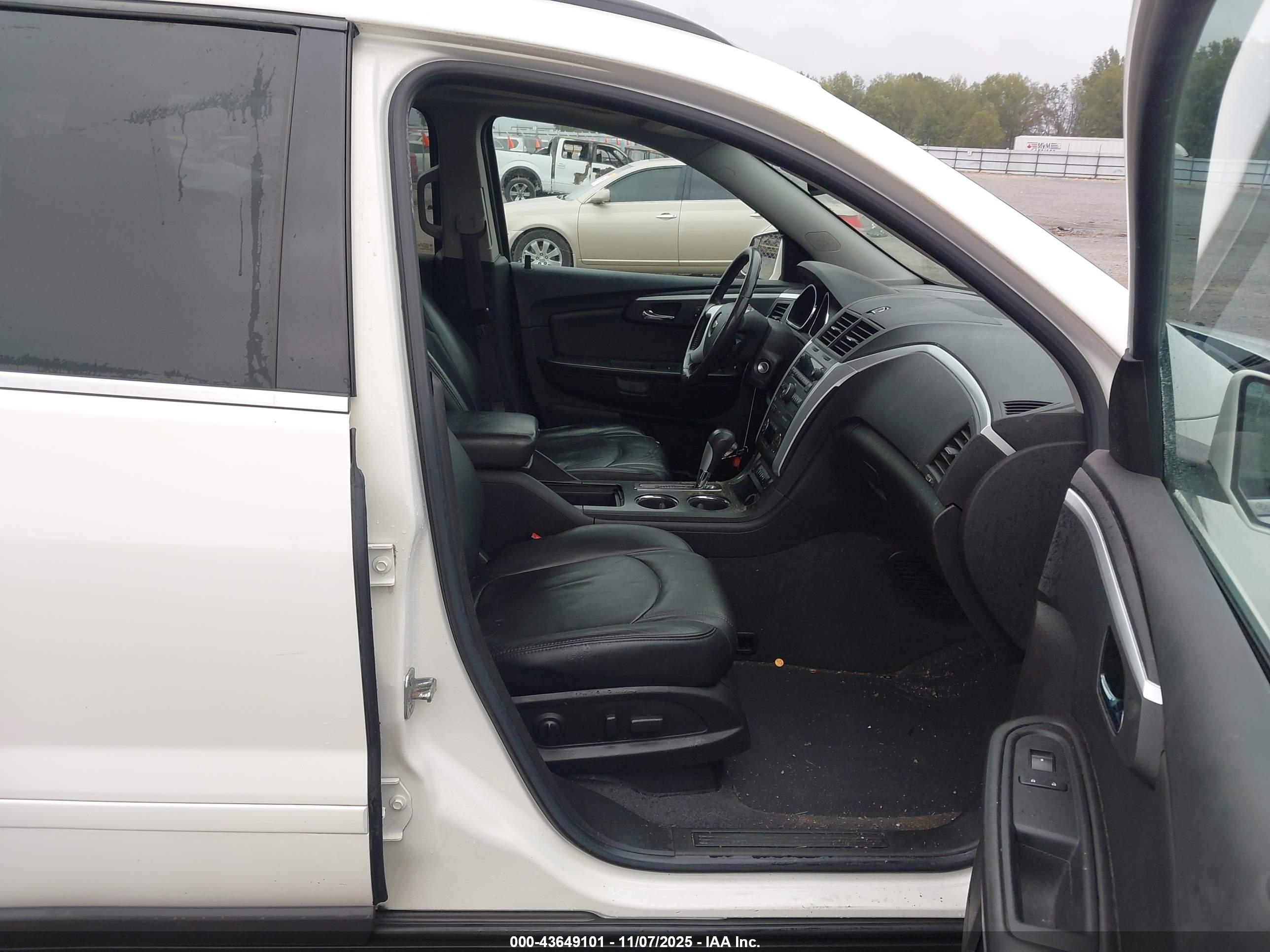 CHEVROLET TRAVERSE image 5