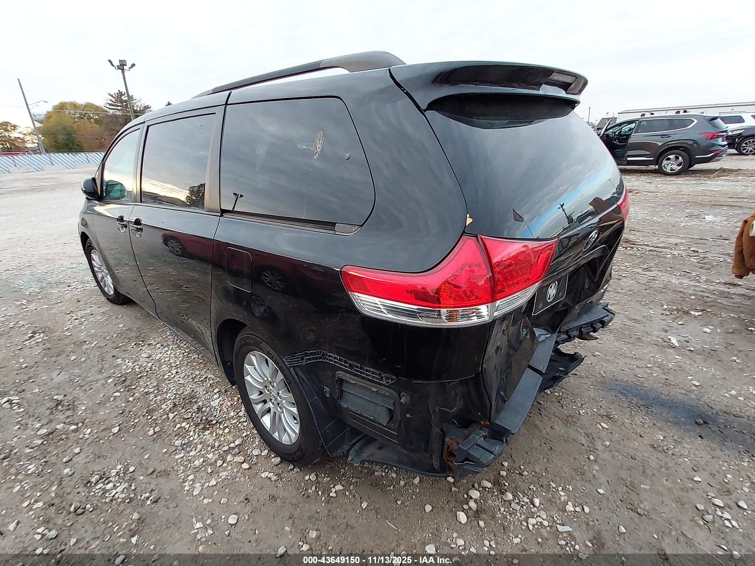 TOYOTA SIENNA image 3