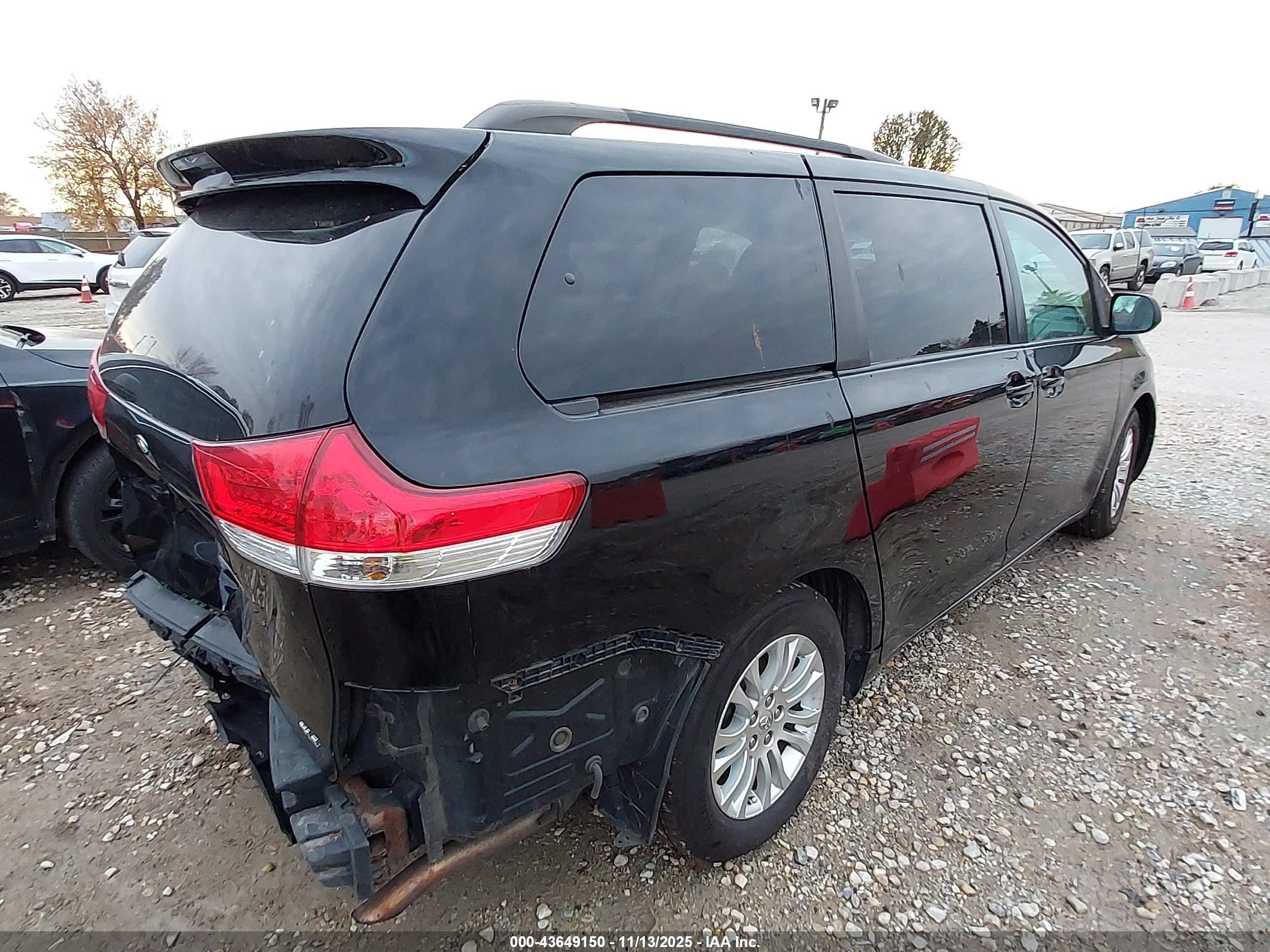 TOYOTA SIENNA image 4