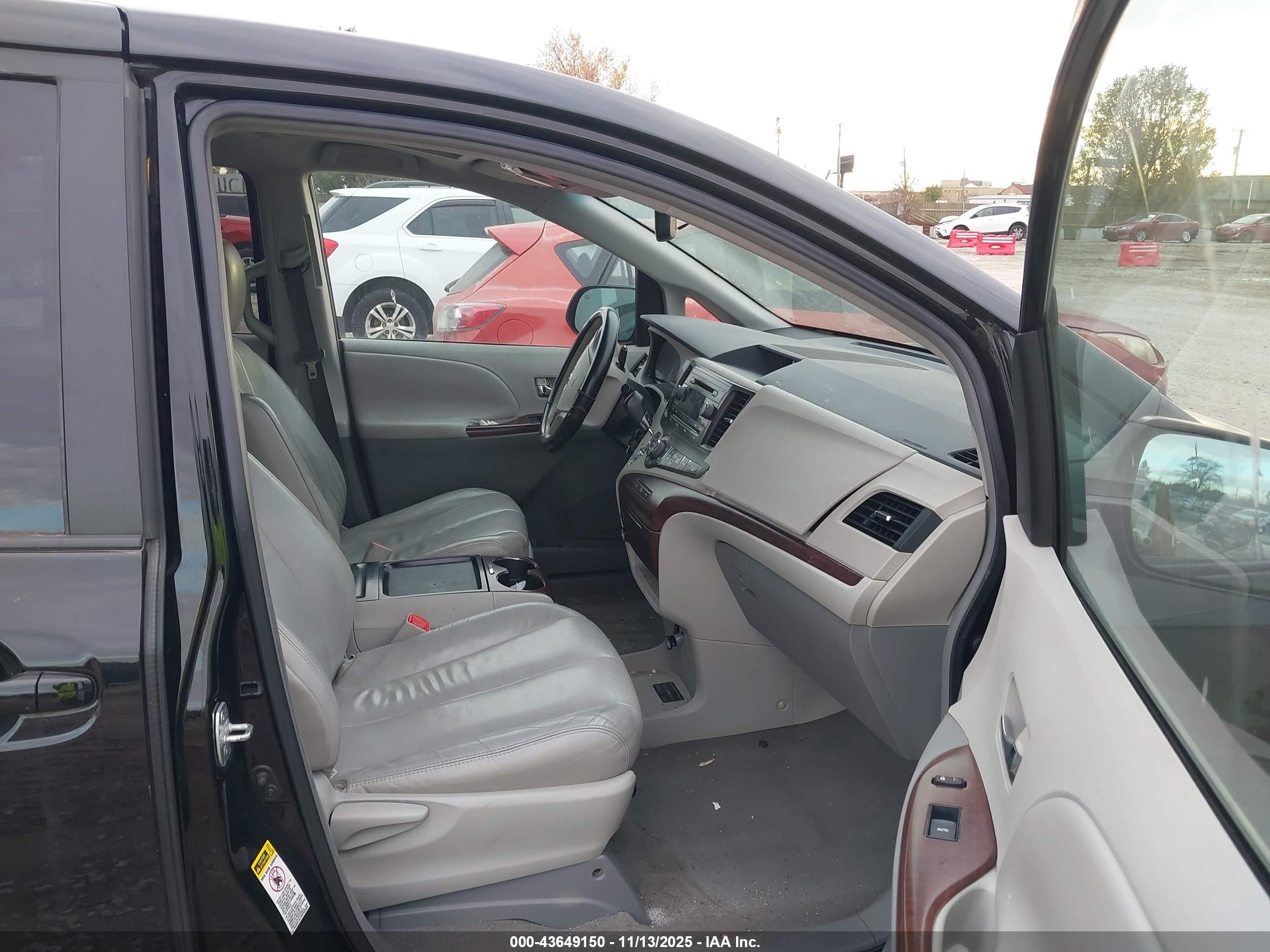 TOYOTA SIENNA image 5