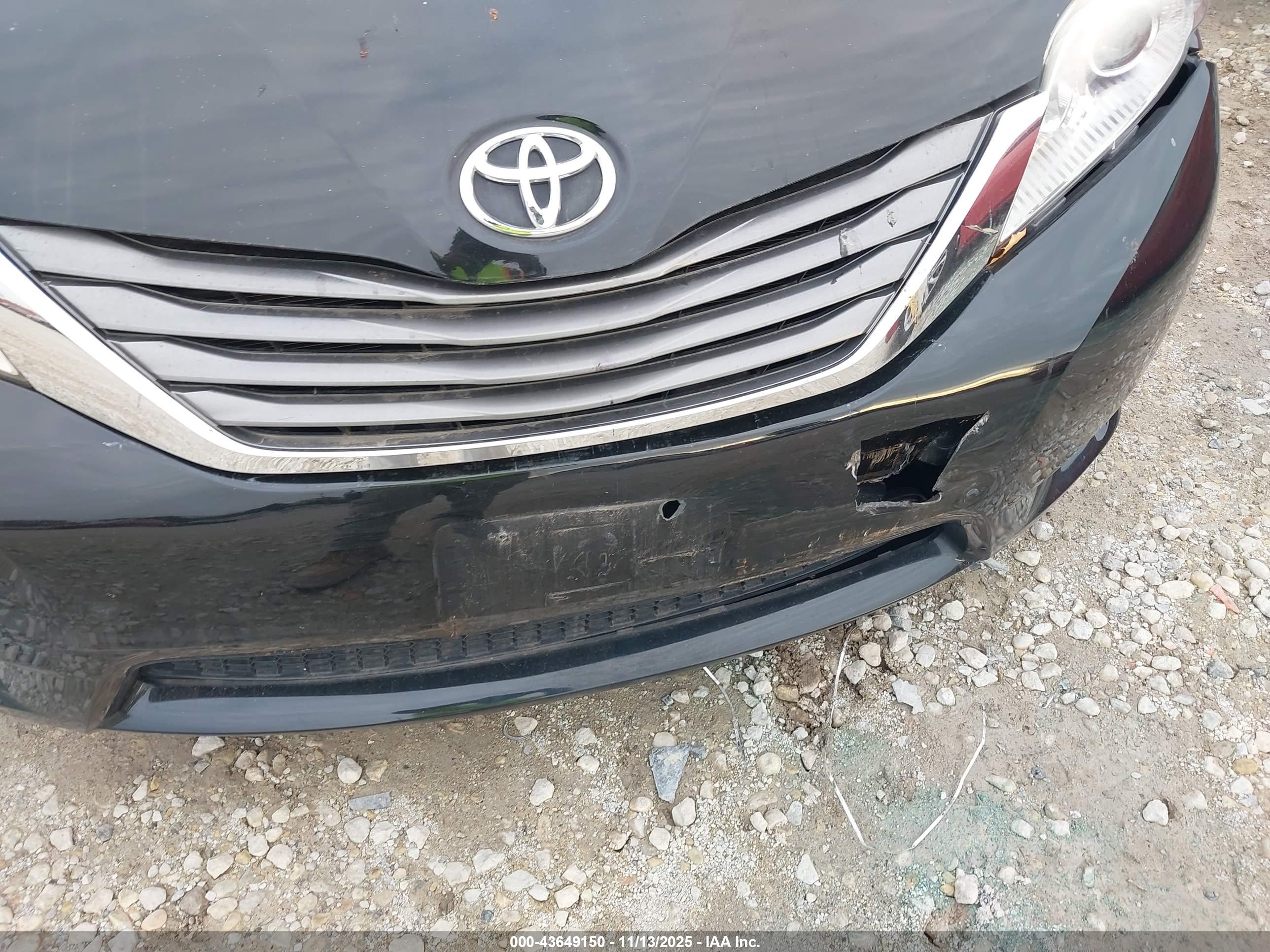 TOYOTA SIENNA image 6
