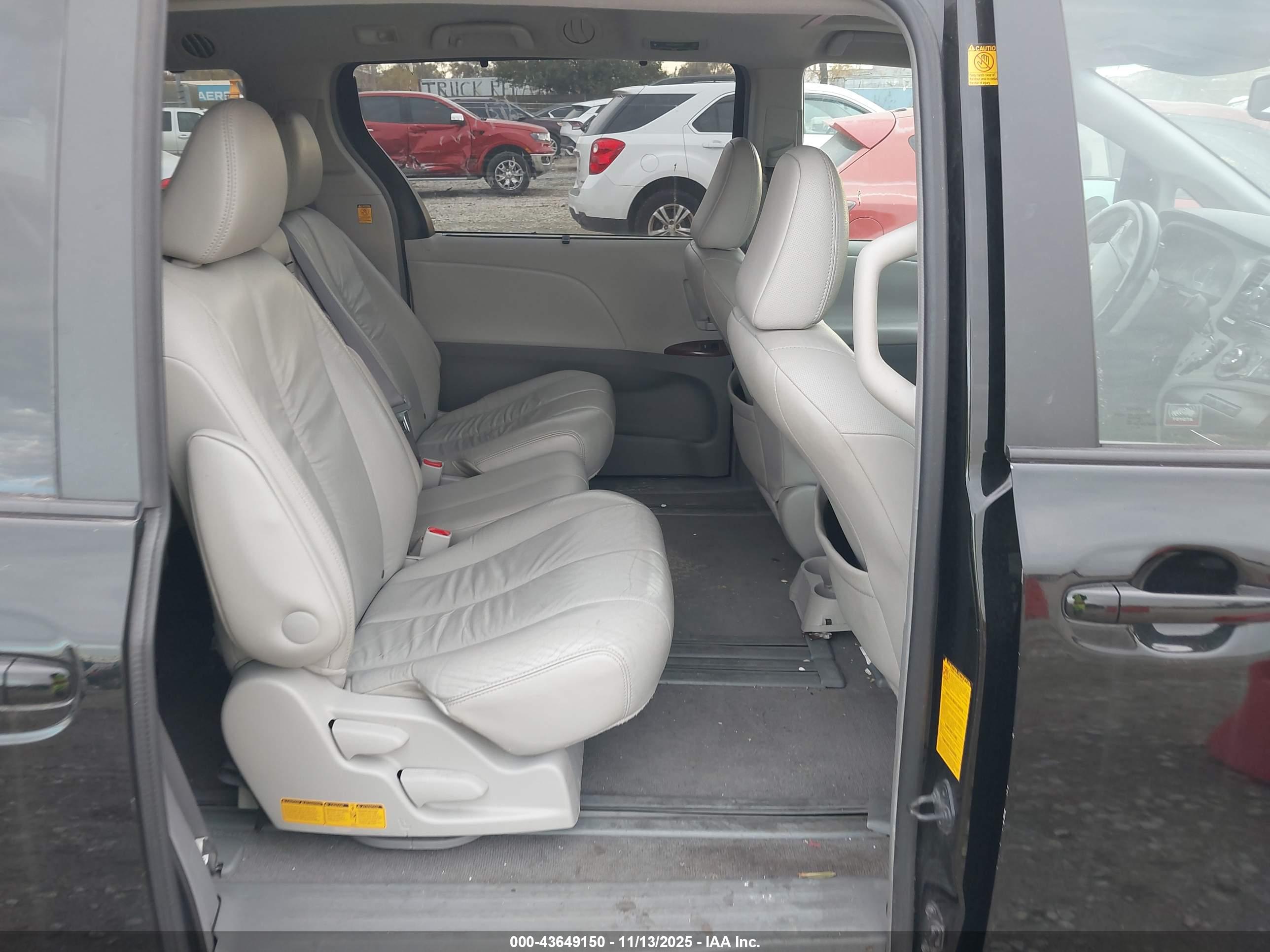 TOYOTA SIENNA image 8