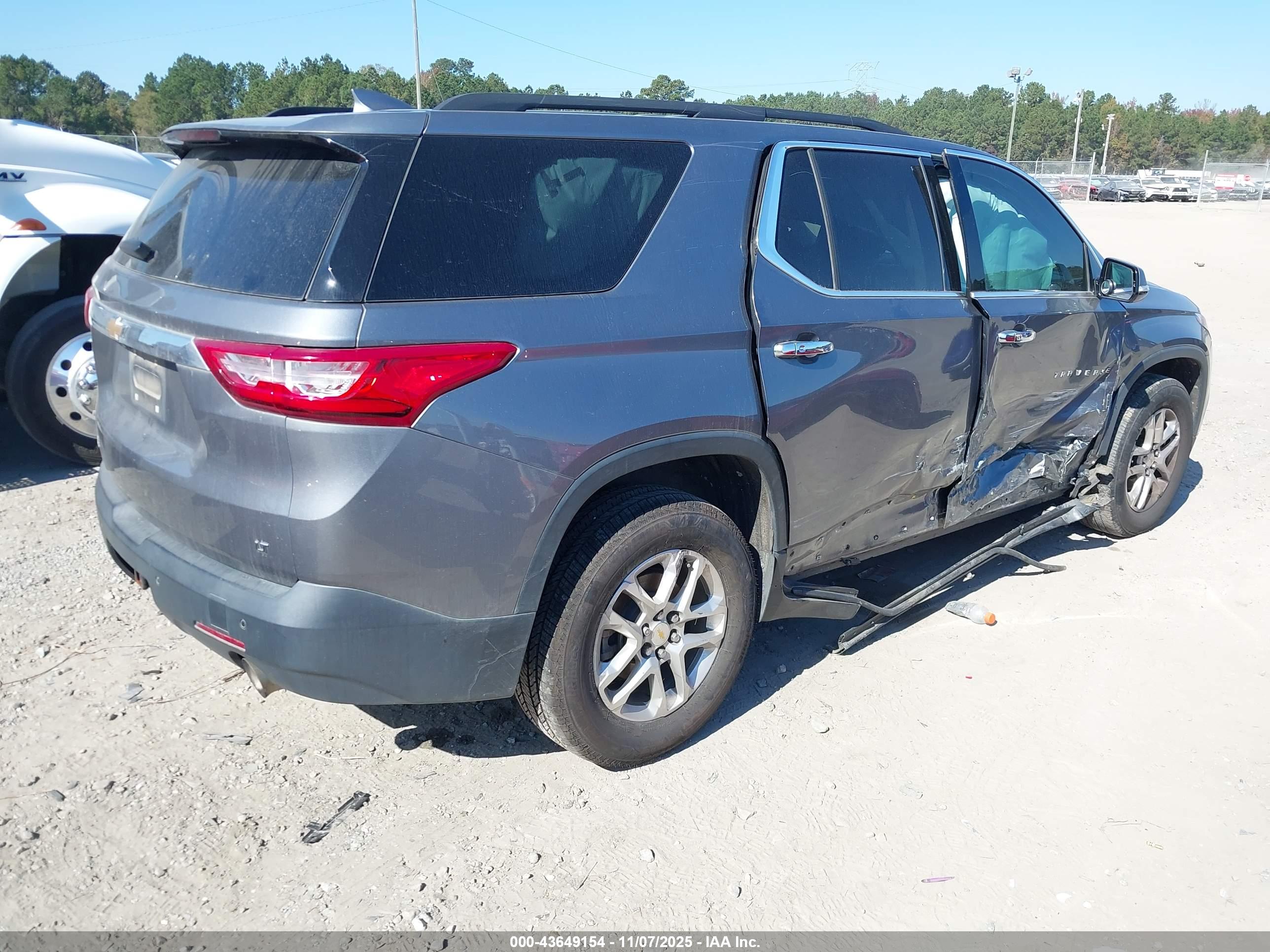CHEVROLET TRAVERSE image 4