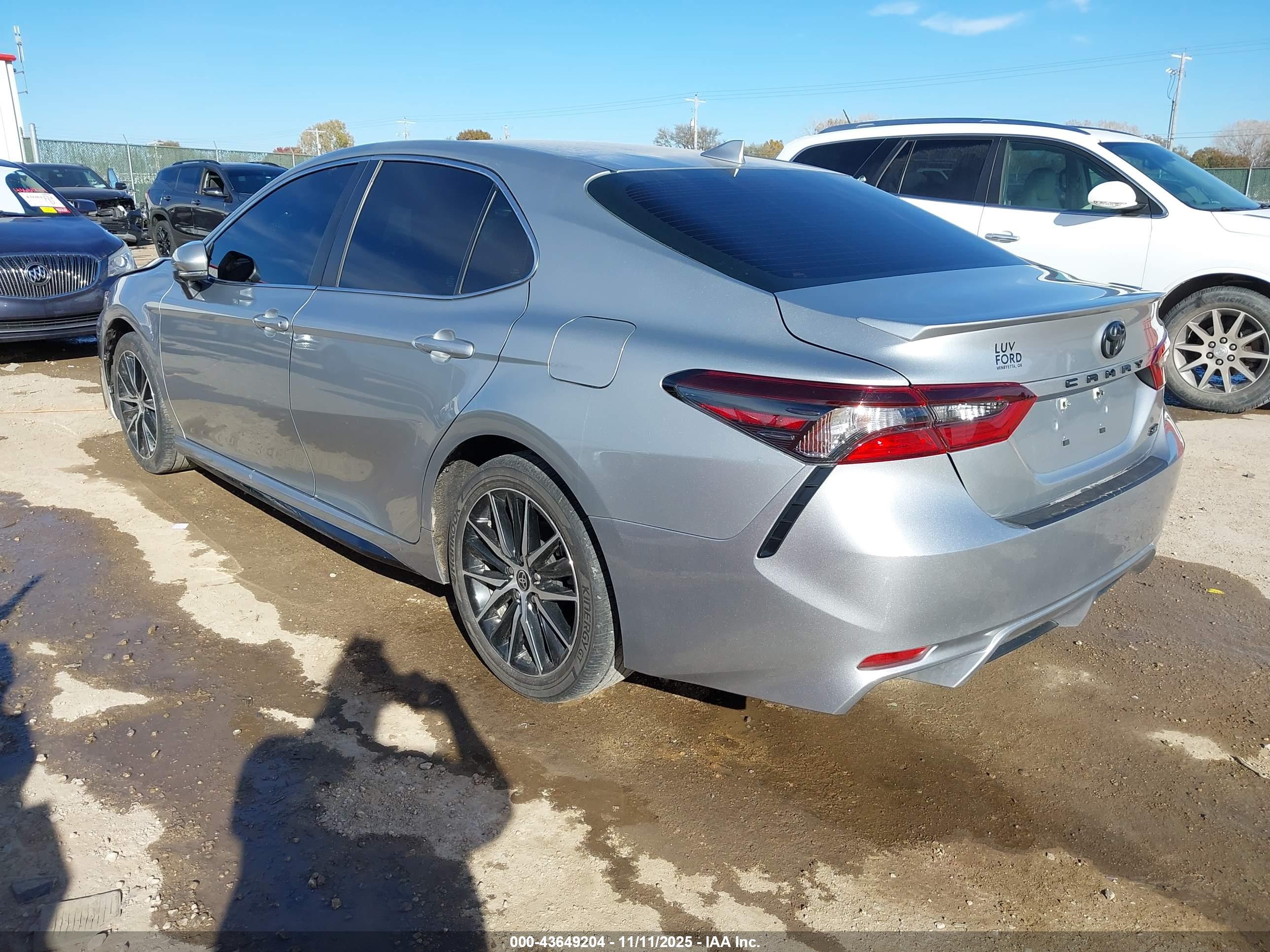 TOYOTA CAMRY image 3