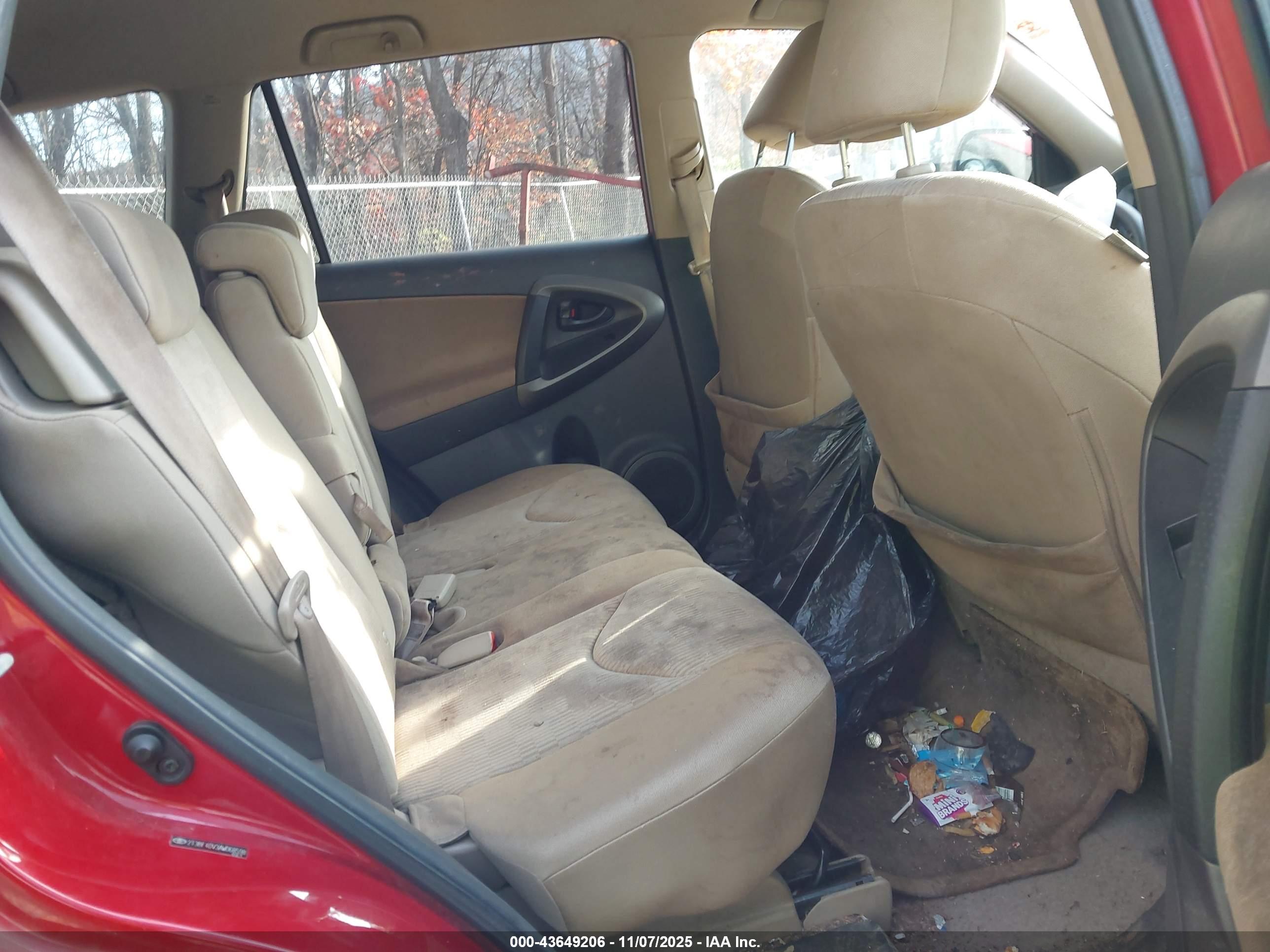 TOYOTA RAV4 image 8