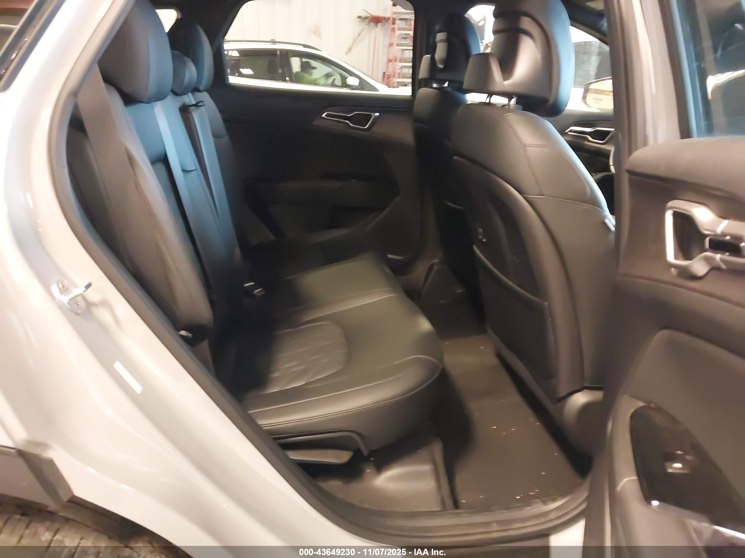 KIA SPORTAGE image 8