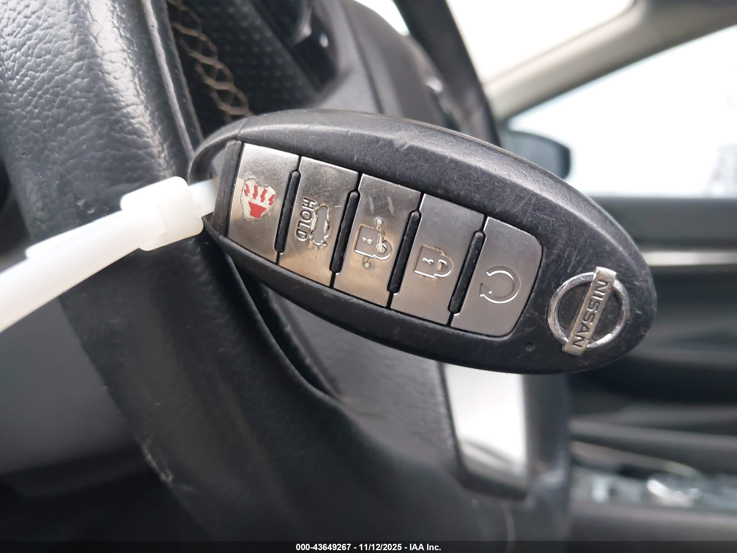 NISSAN MAXIMA image 11
