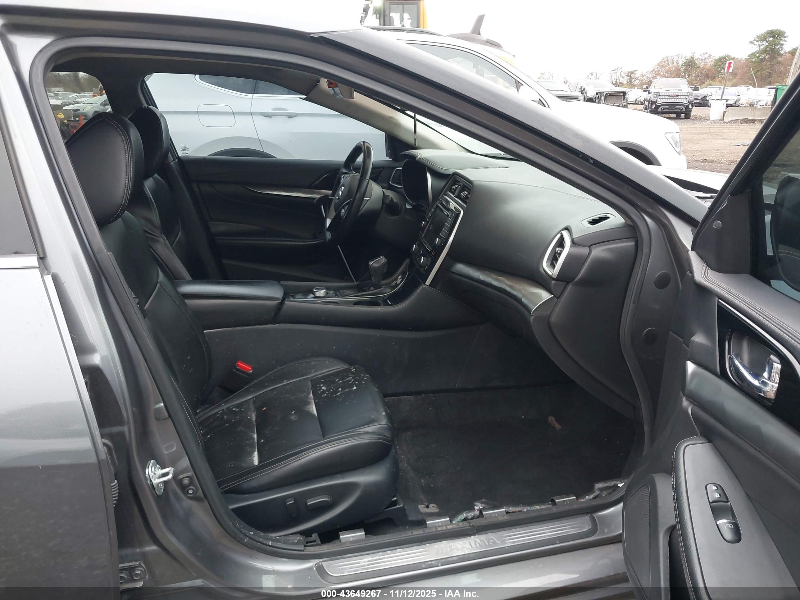 NISSAN MAXIMA image 5