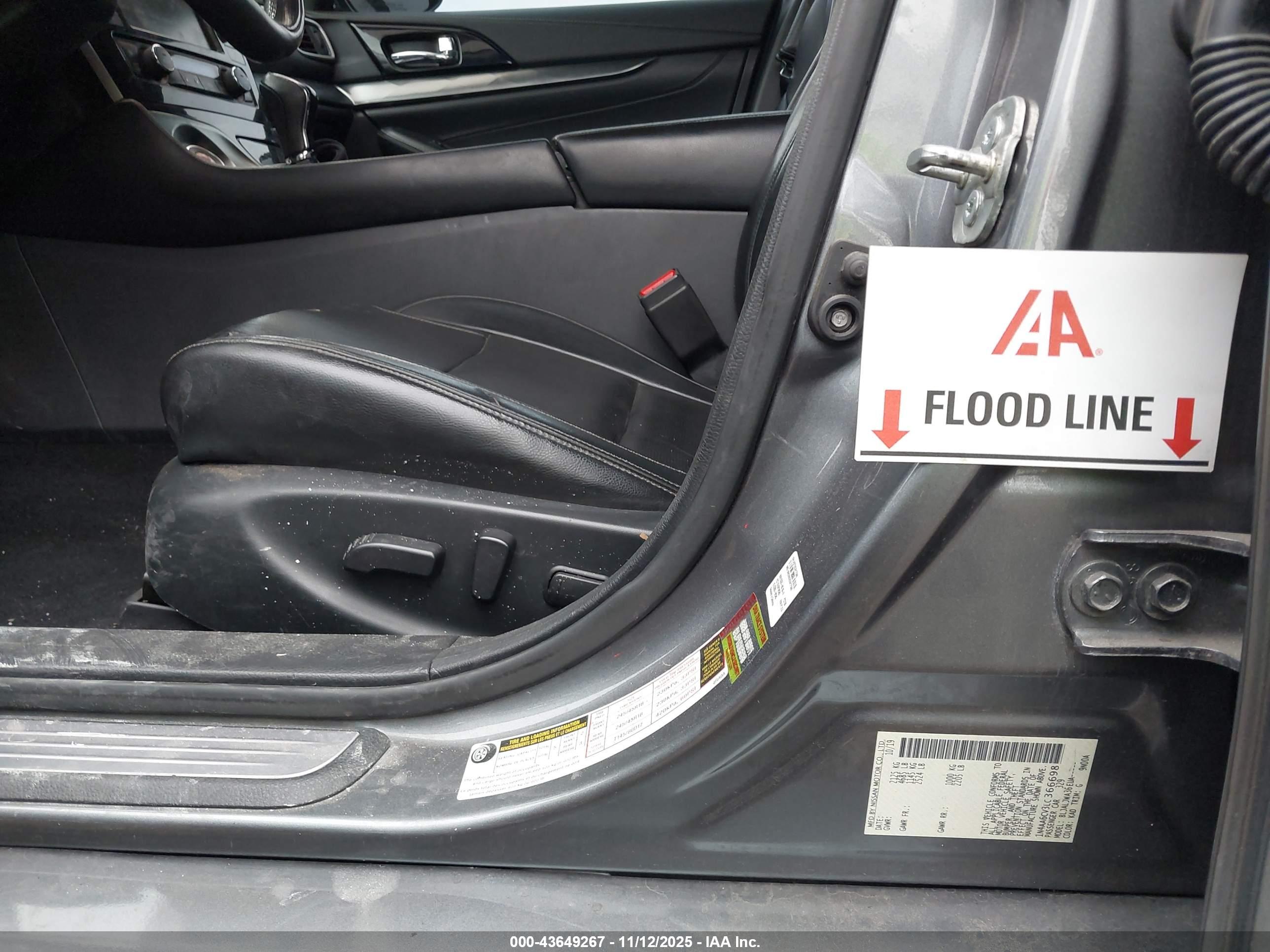 NISSAN MAXIMA image 6