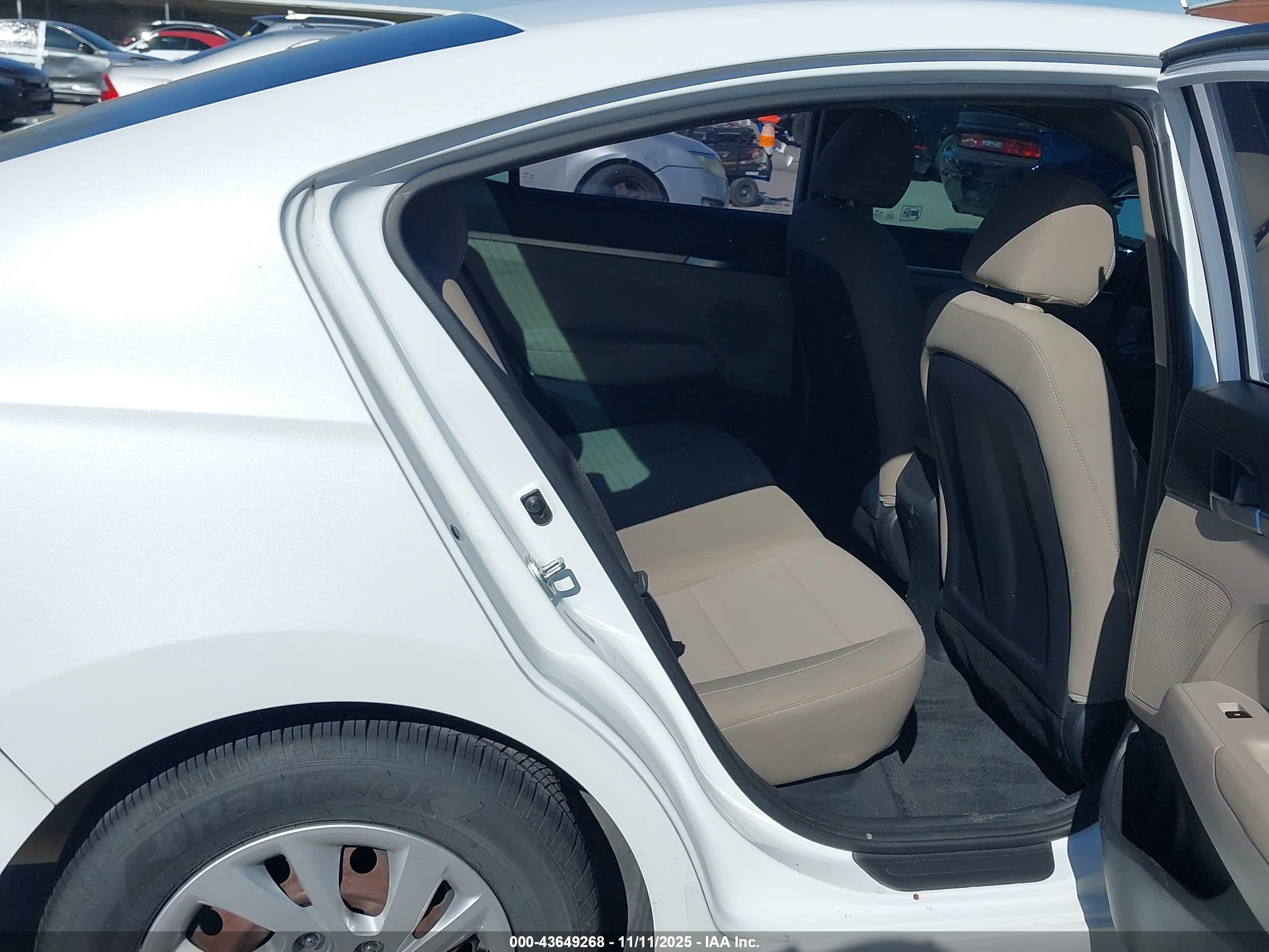 HYUNDAI ELANTRA image 8
