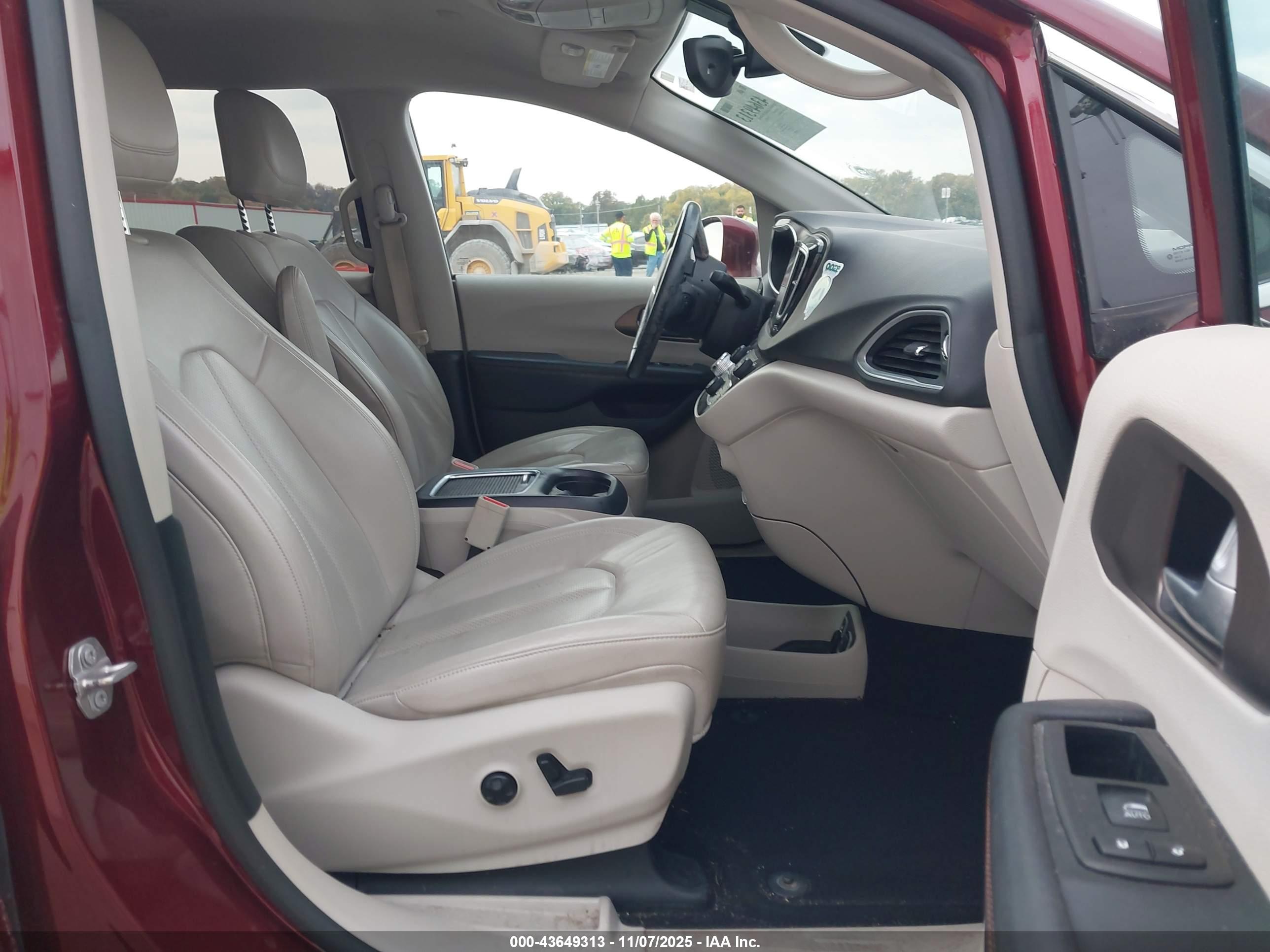 CHRYSLER PACIFICA image 5