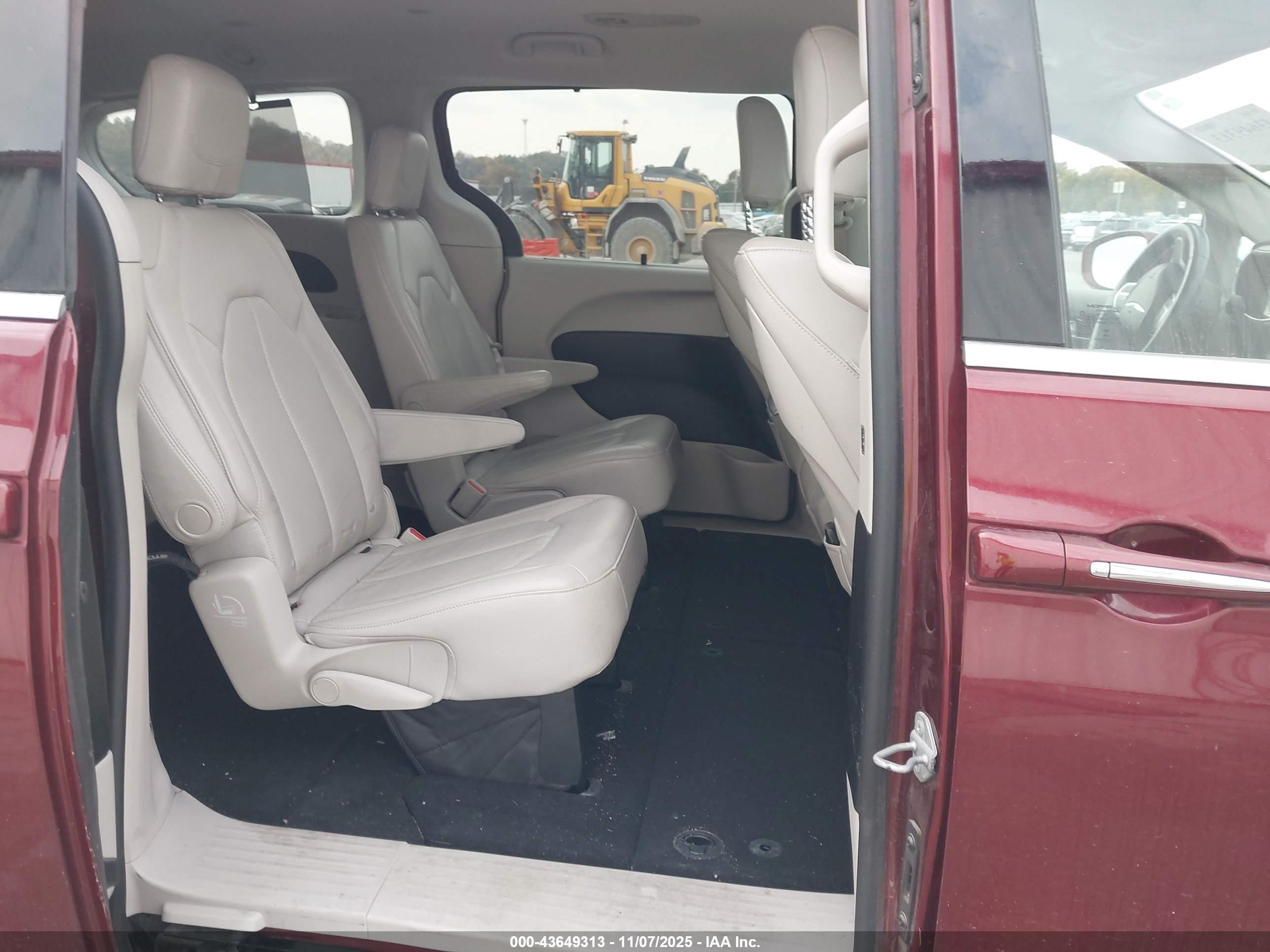 CHRYSLER PACIFICA image 8