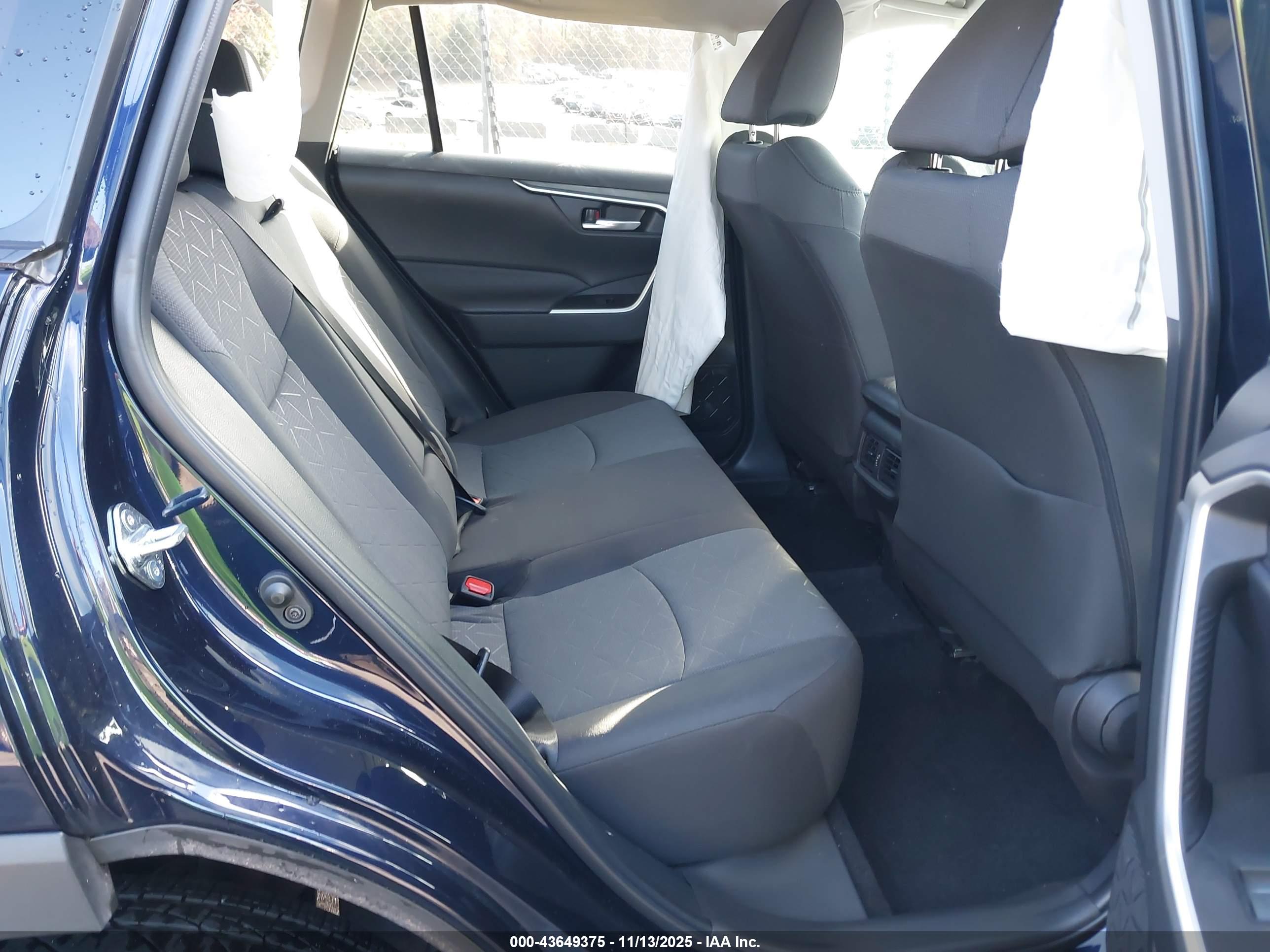 TOYOTA RAV4 image 8