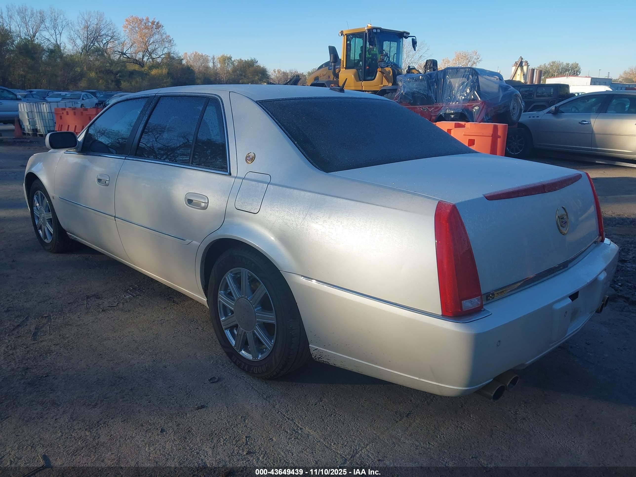 CADILLAC DTS image 3
