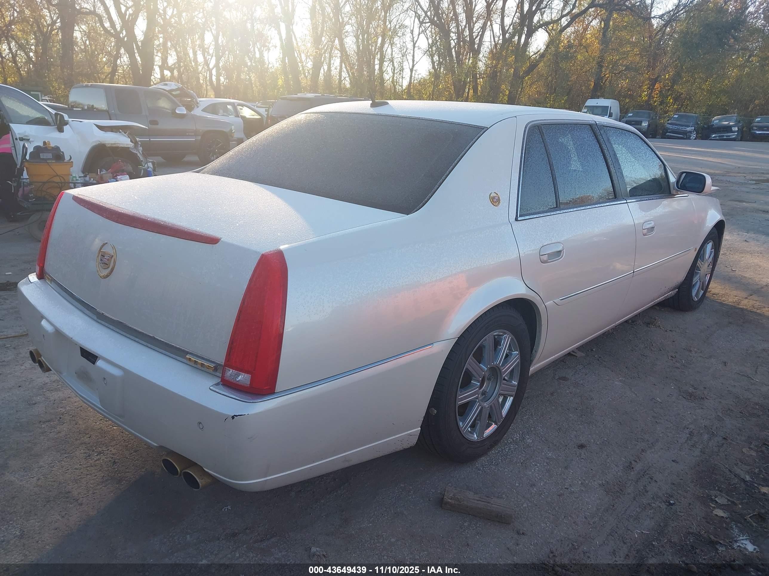 CADILLAC DTS image 4
