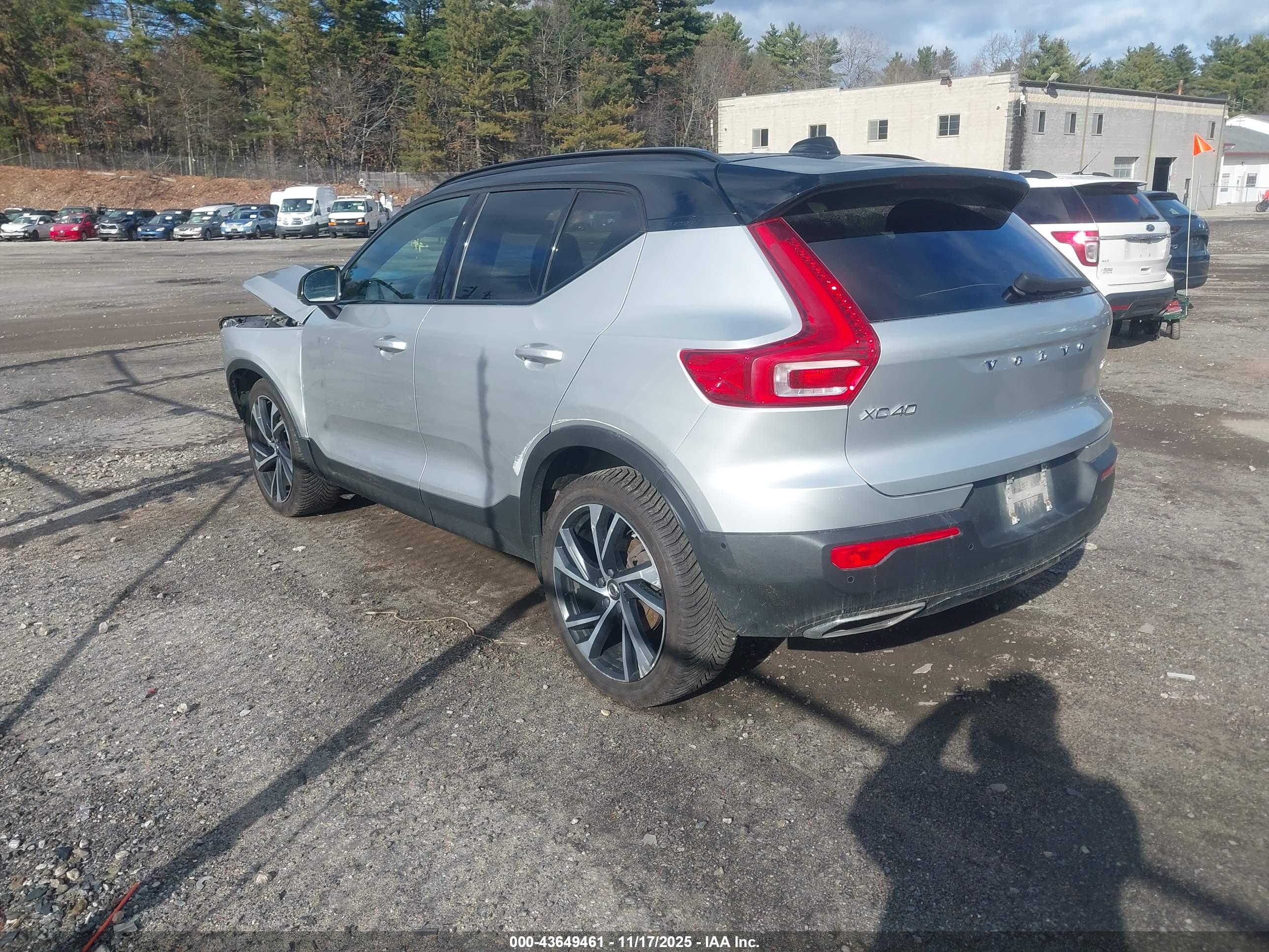 VOLVO XC40 image 3
