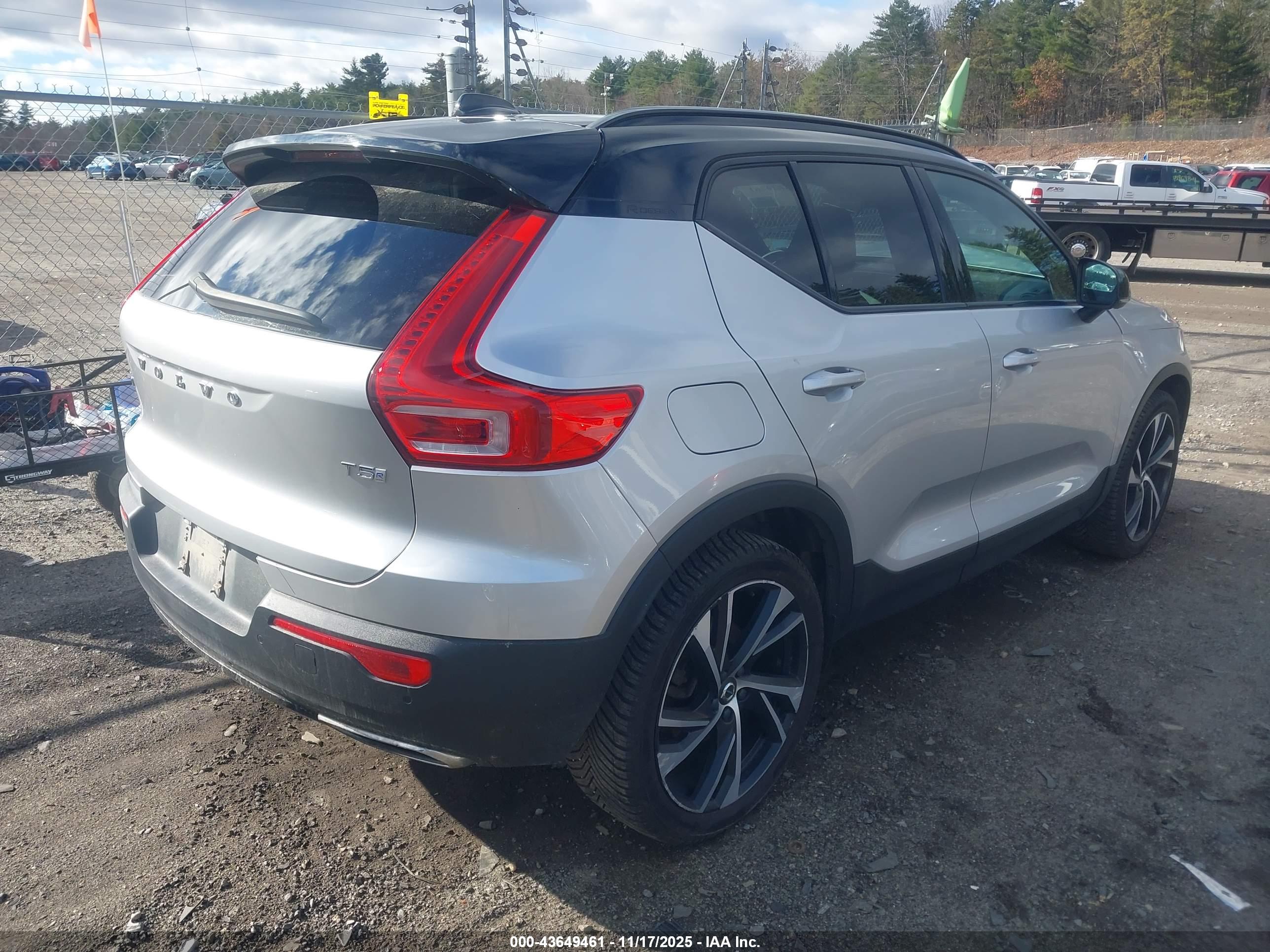 VOLVO XC40 image 4