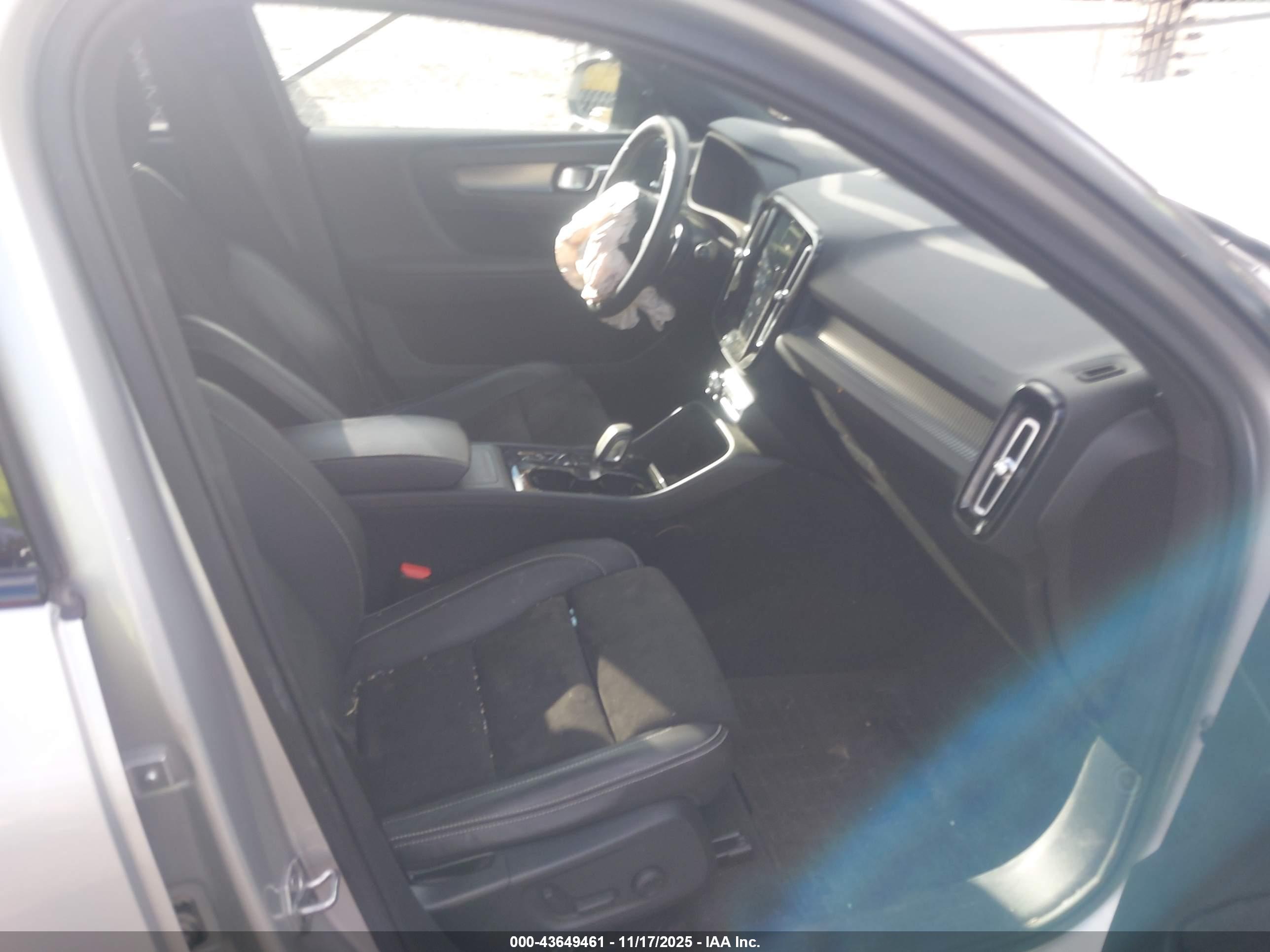VOLVO XC40 image 5