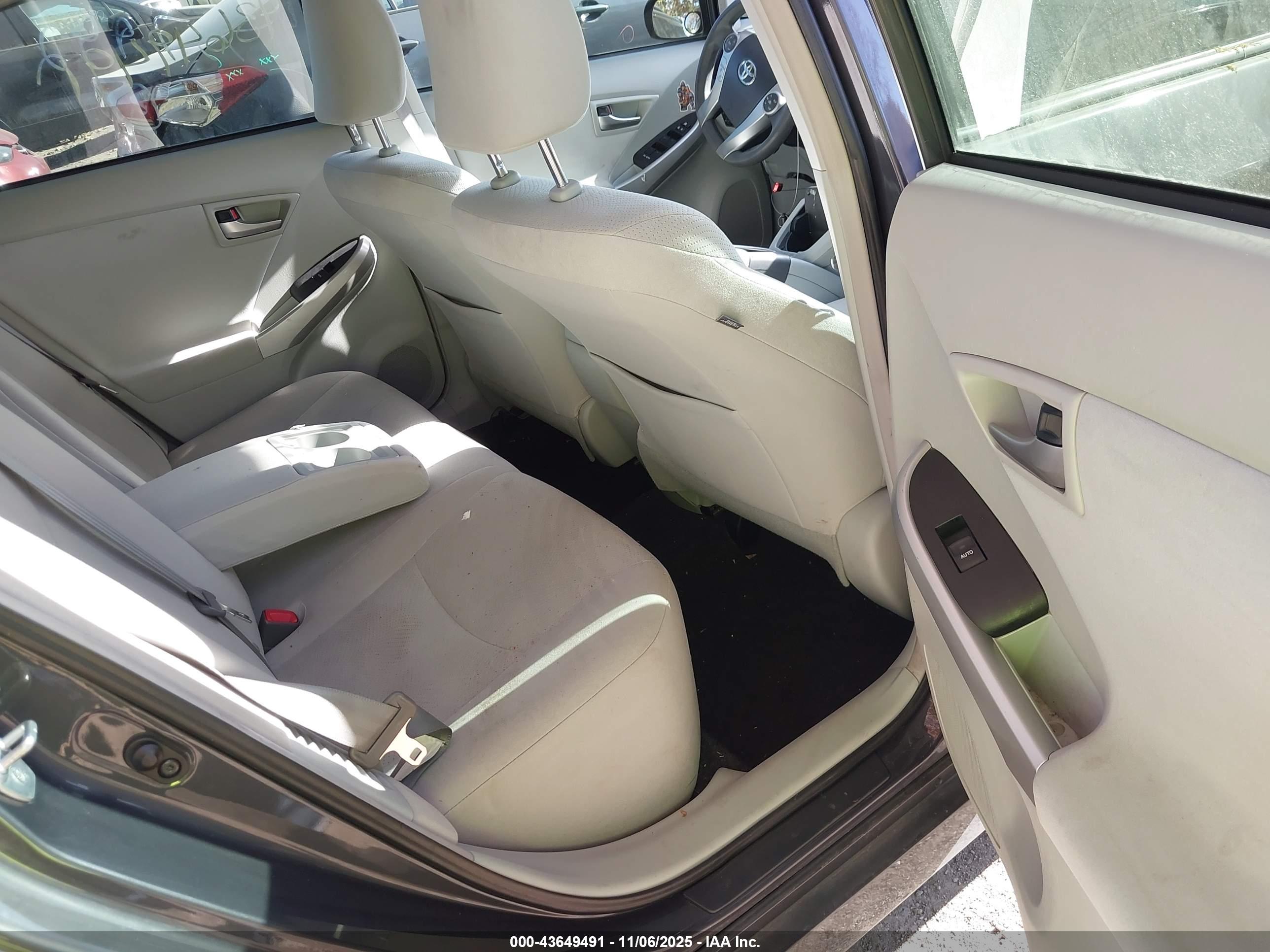TOYOTA PRIUS image 8