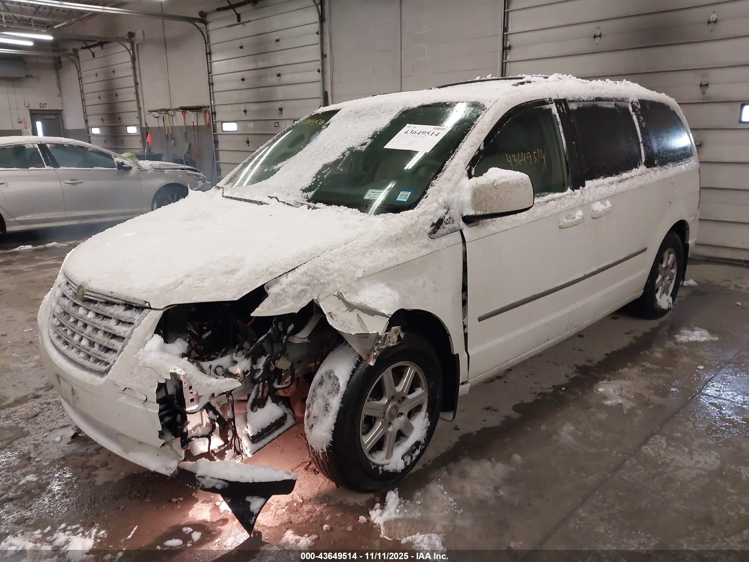 CHRYSLER TOWN image 2