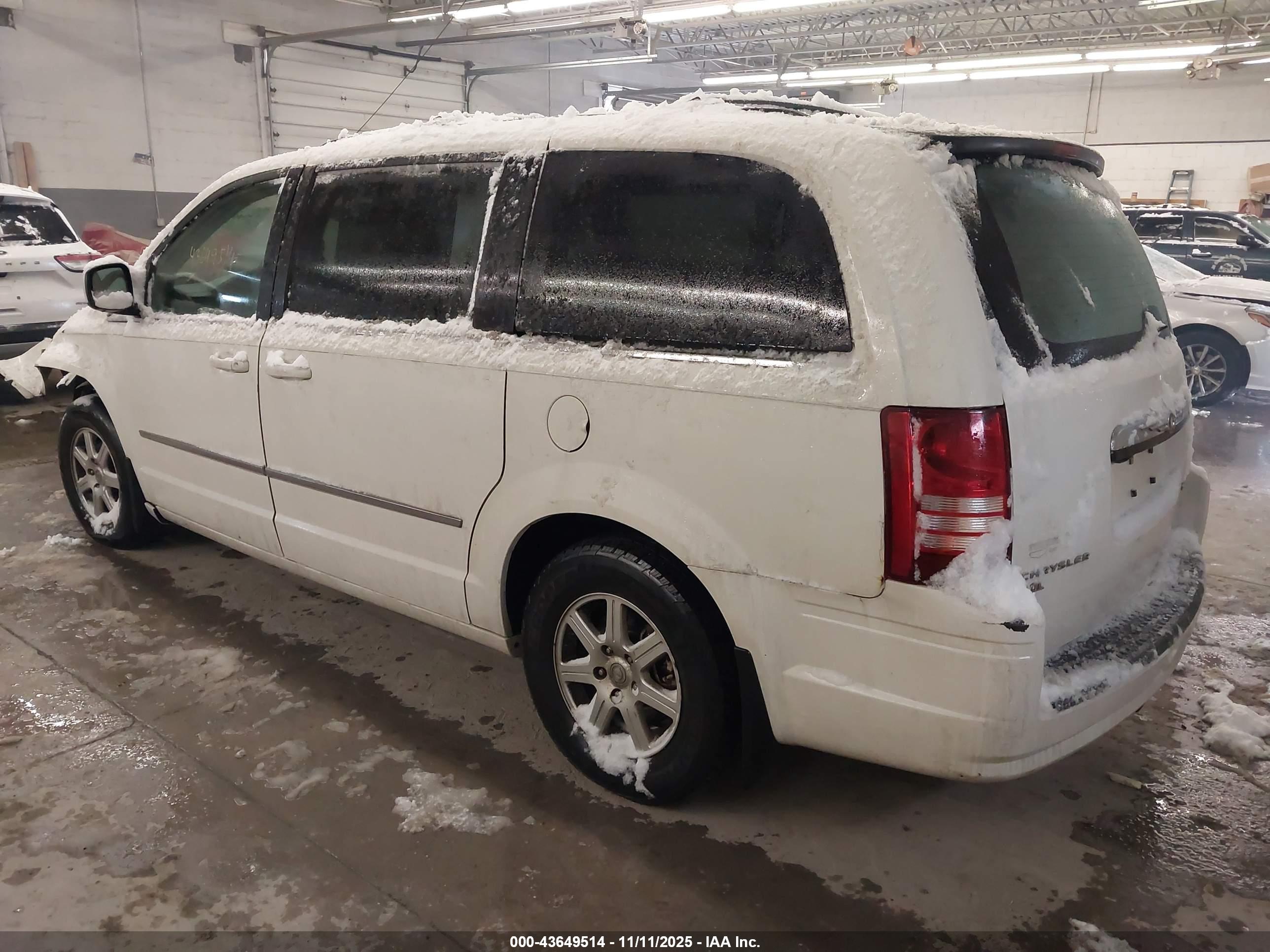 CHRYSLER TOWN image 3