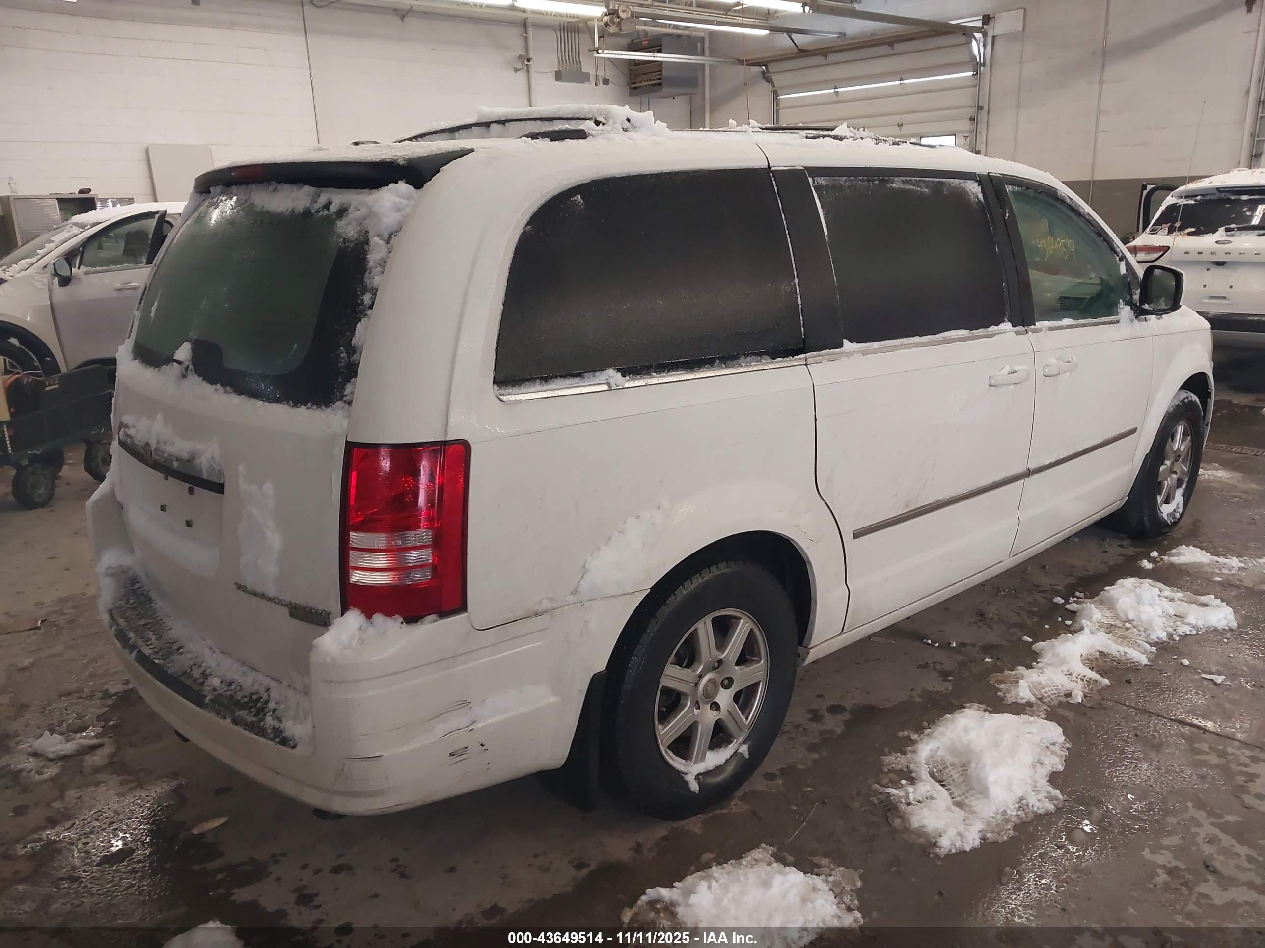 CHRYSLER TOWN image 4