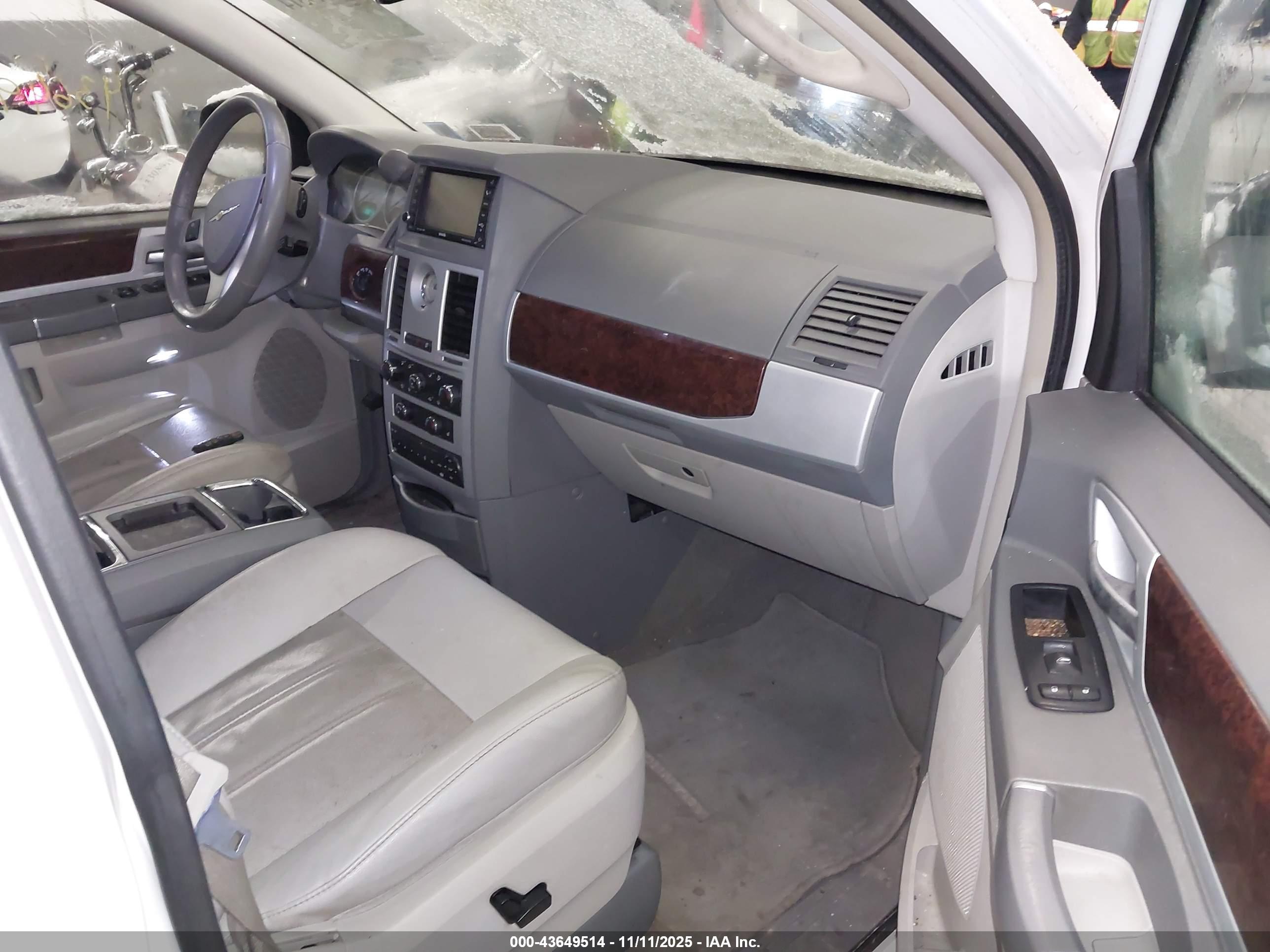 CHRYSLER TOWN image 5