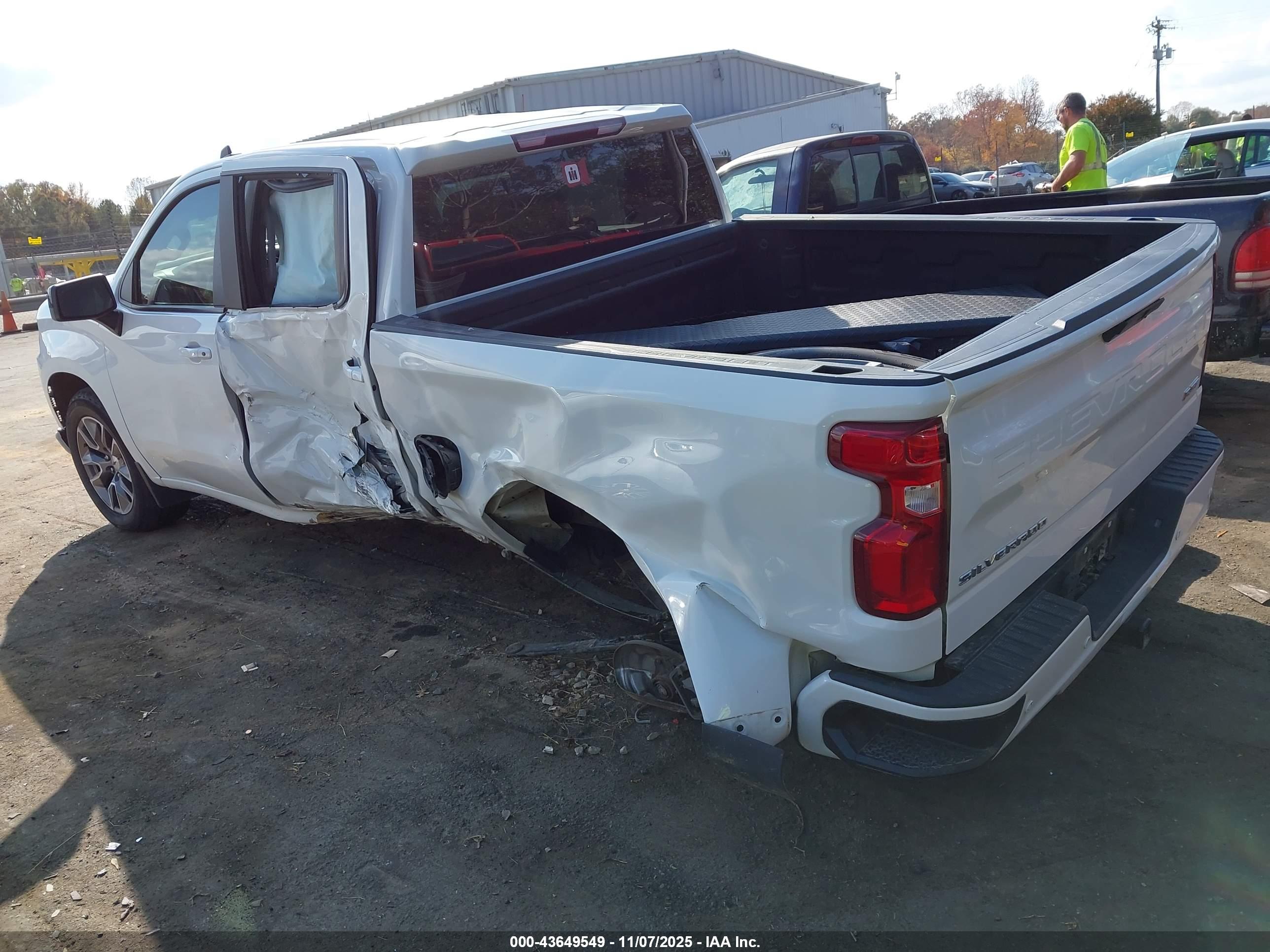 CHEVROLET SILVERADO image 3
