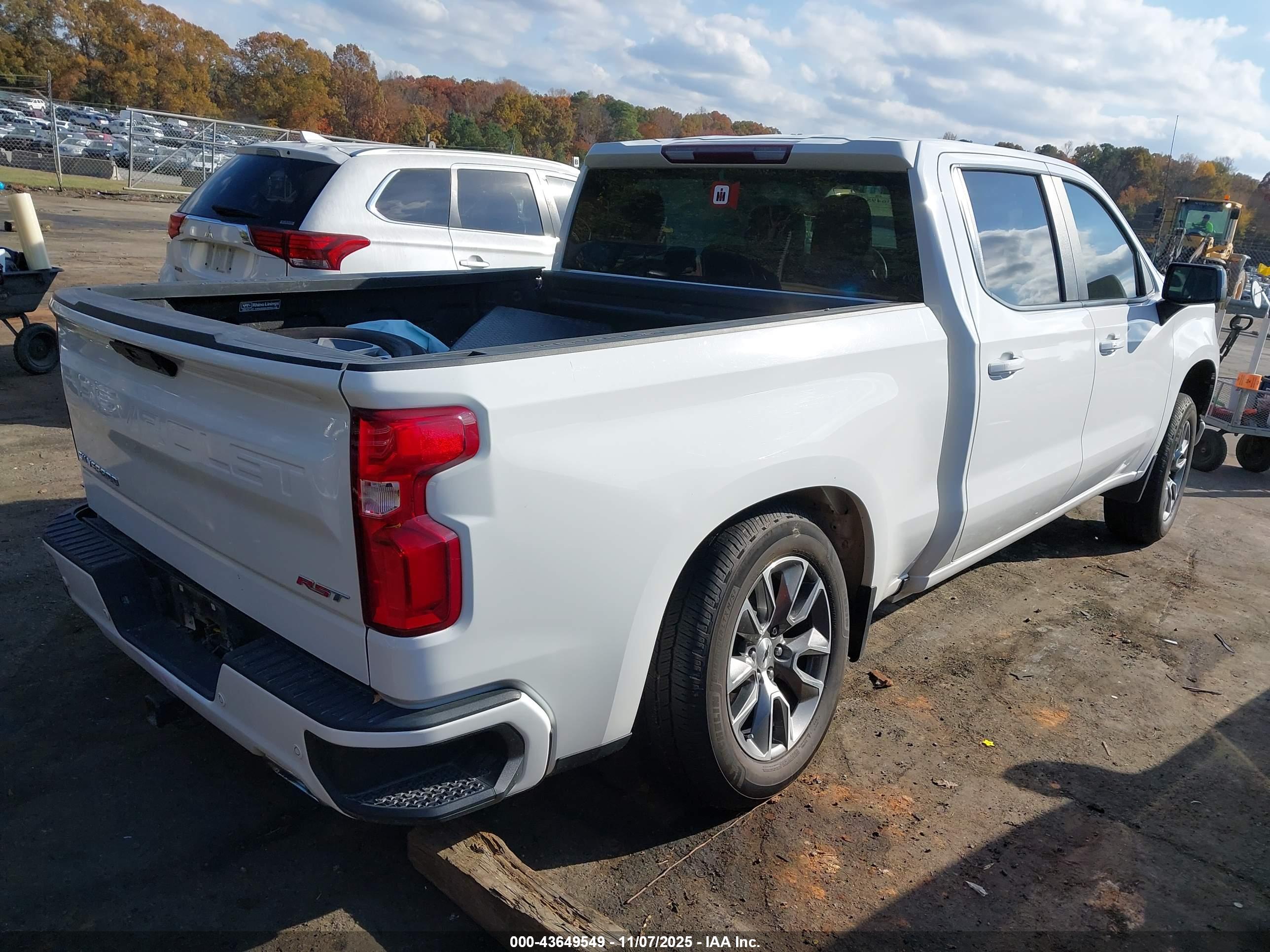 CHEVROLET SILVERADO image 4