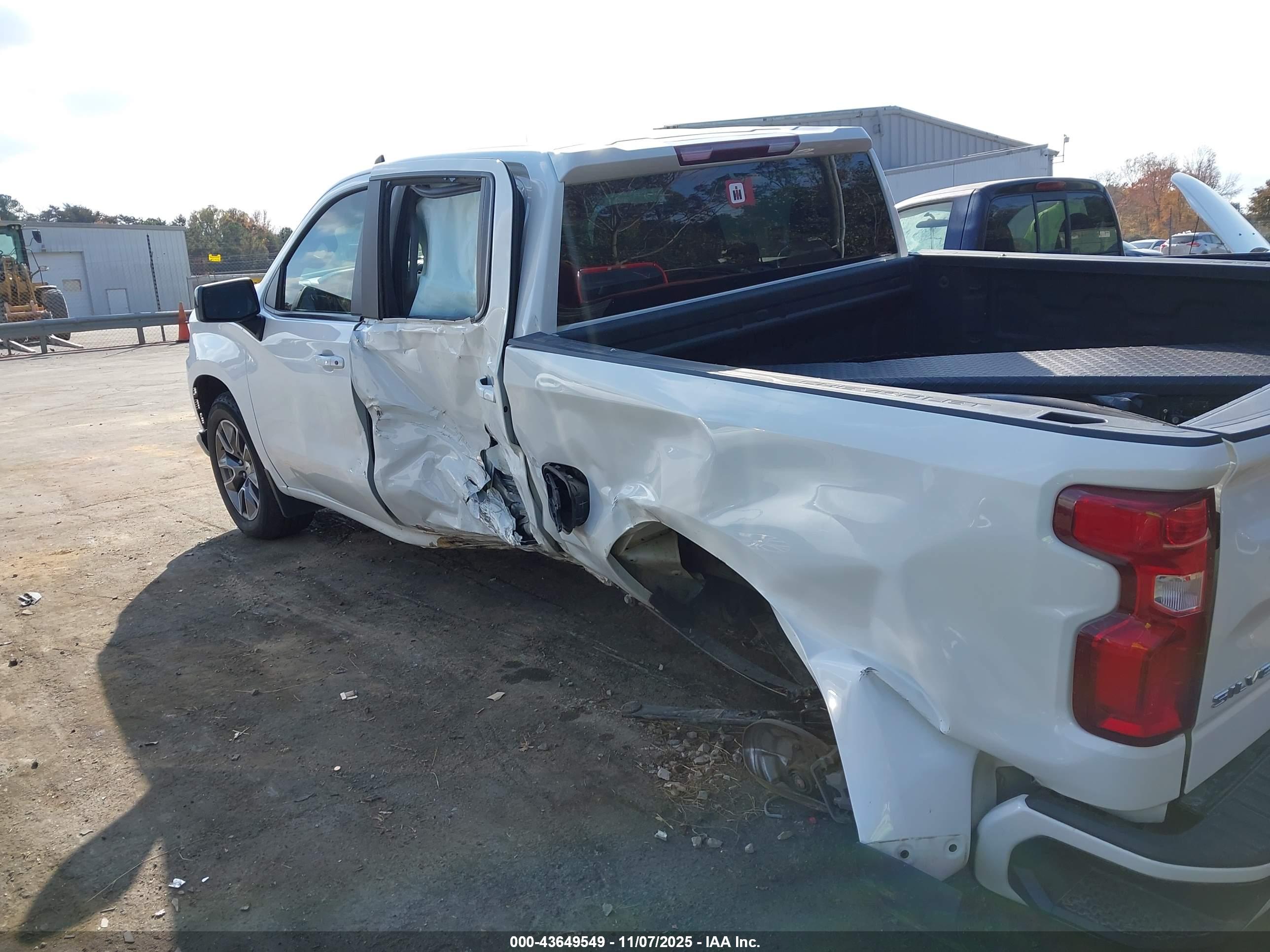 CHEVROLET SILVERADO image 6