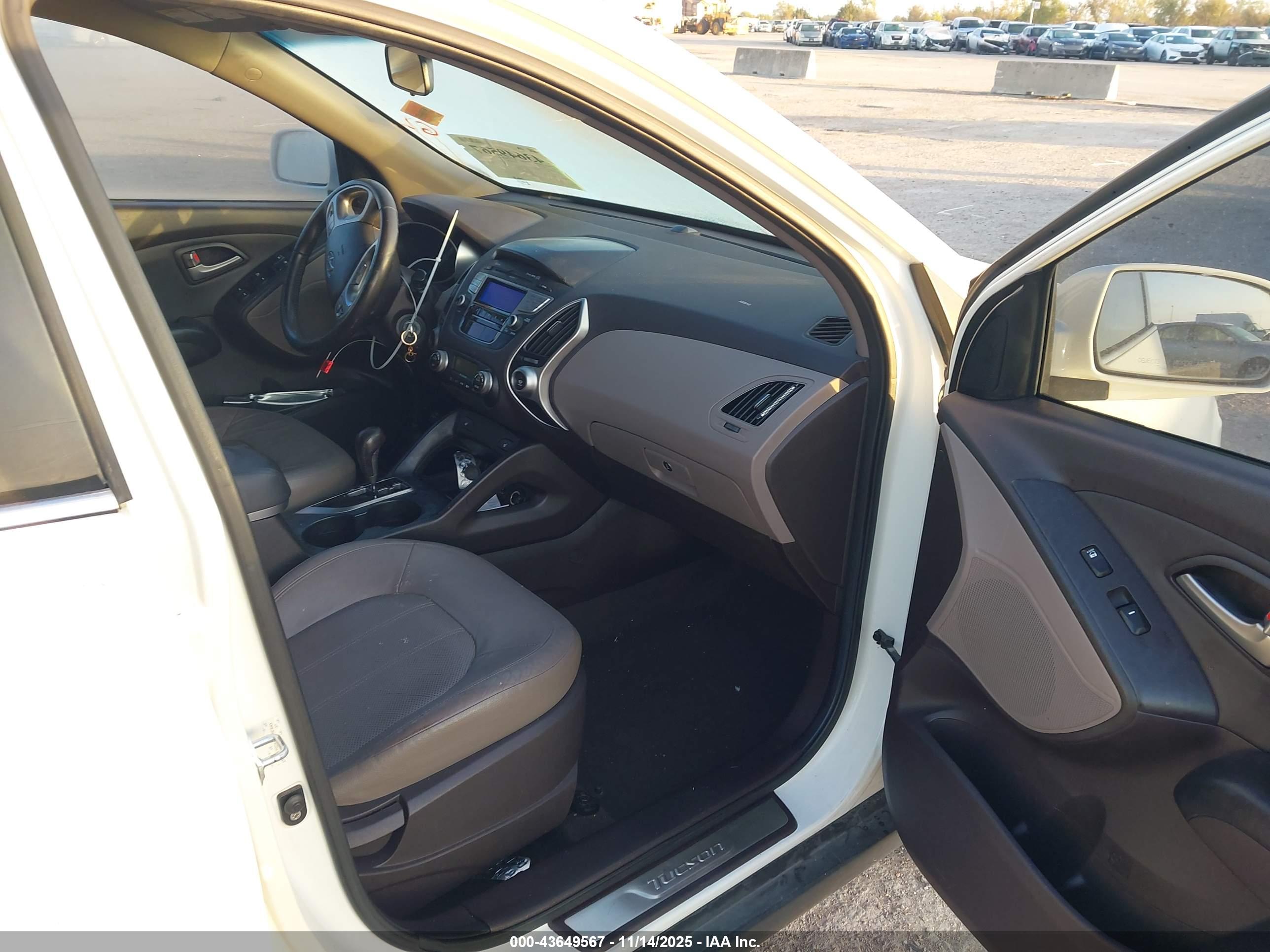 HYUNDAI TUCSON image 5