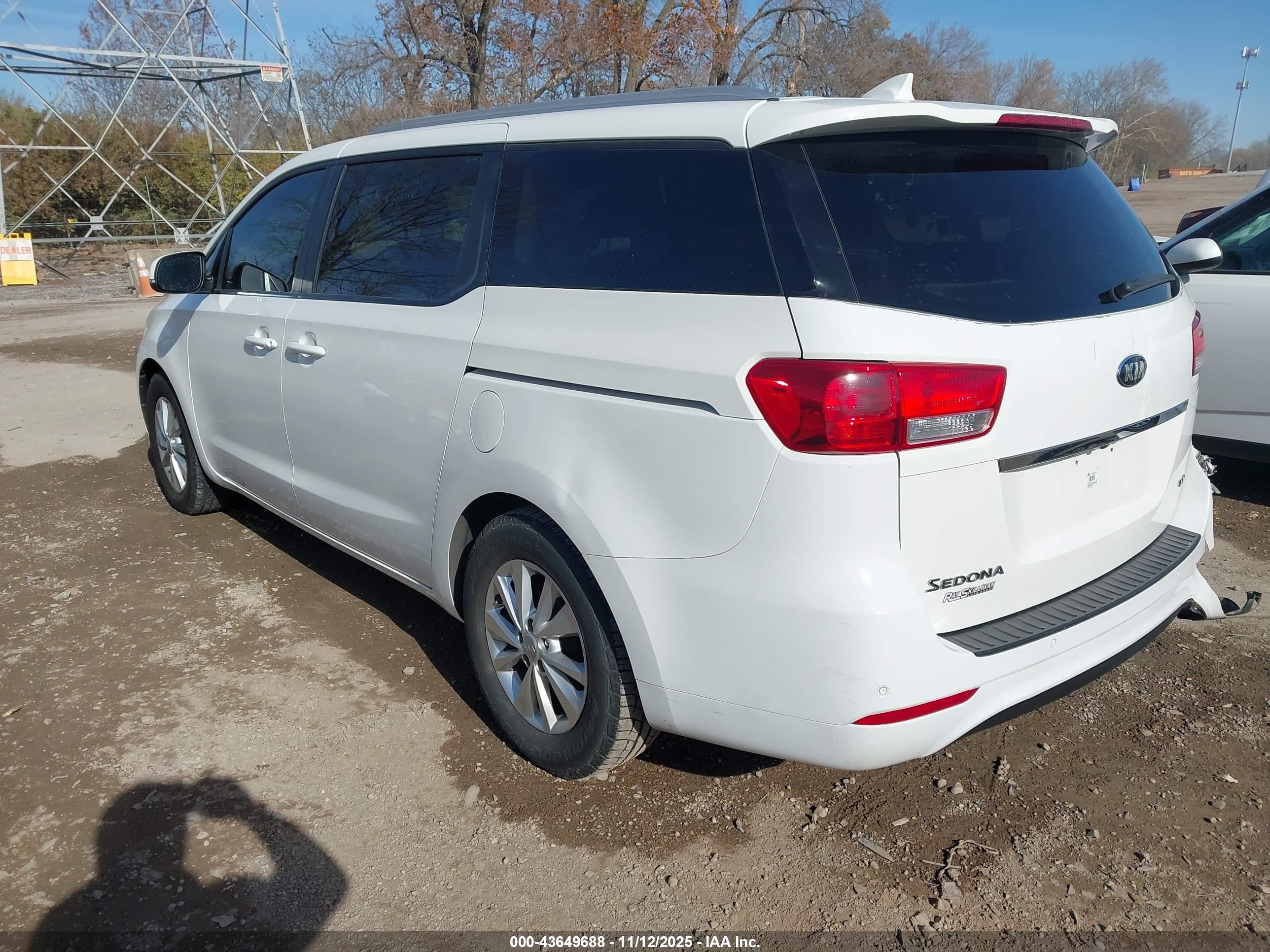 KIA SEDONA image 3