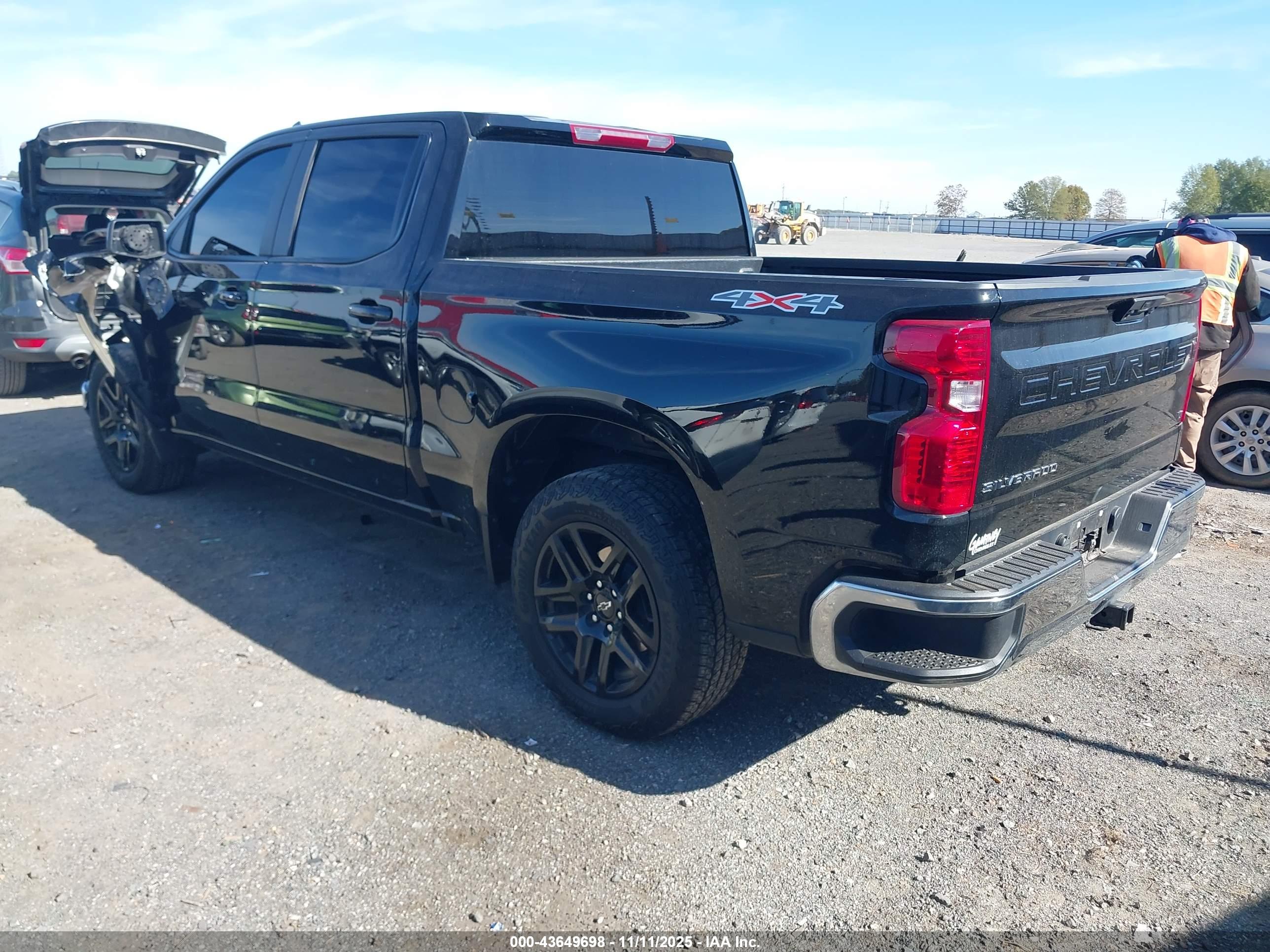 CHEVROLET SILVERADO image 3