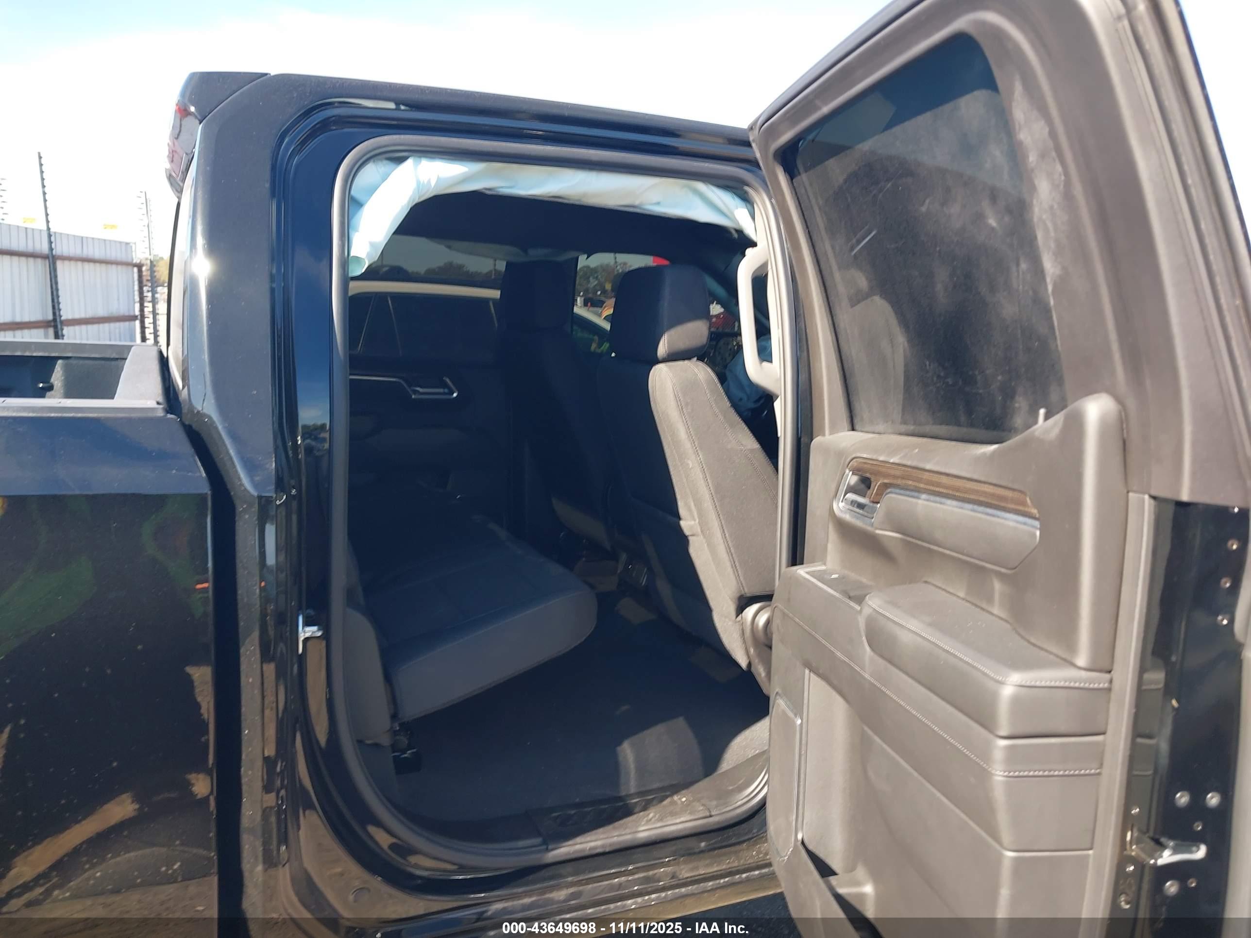 CHEVROLET SILVERADO image 8