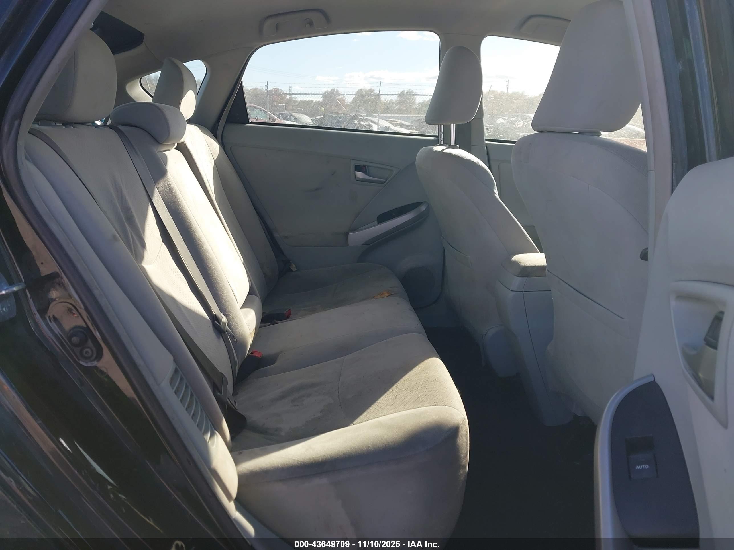 TOYOTA PRIUS image 8