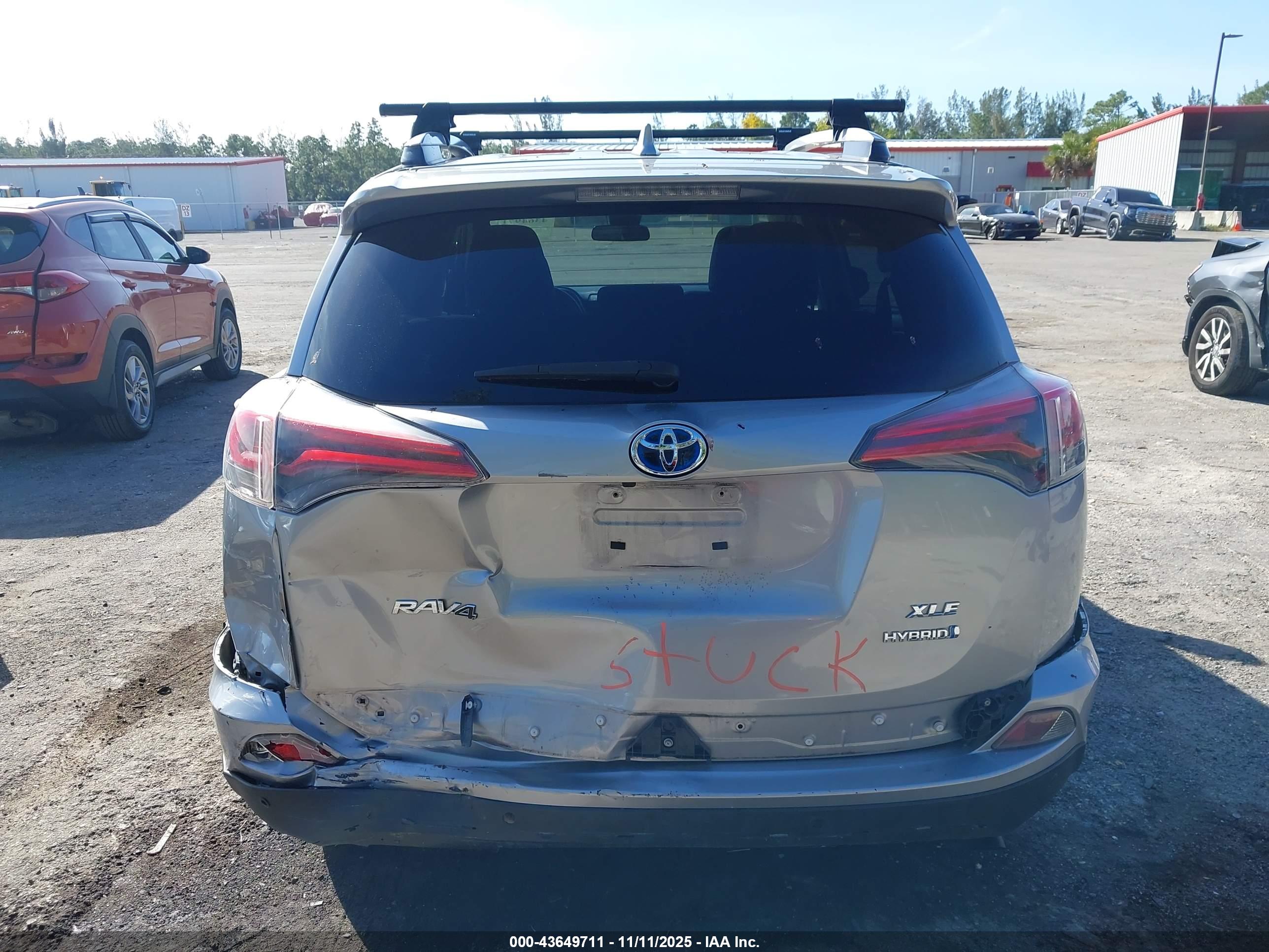 TOYOTA RAV4 image 6
