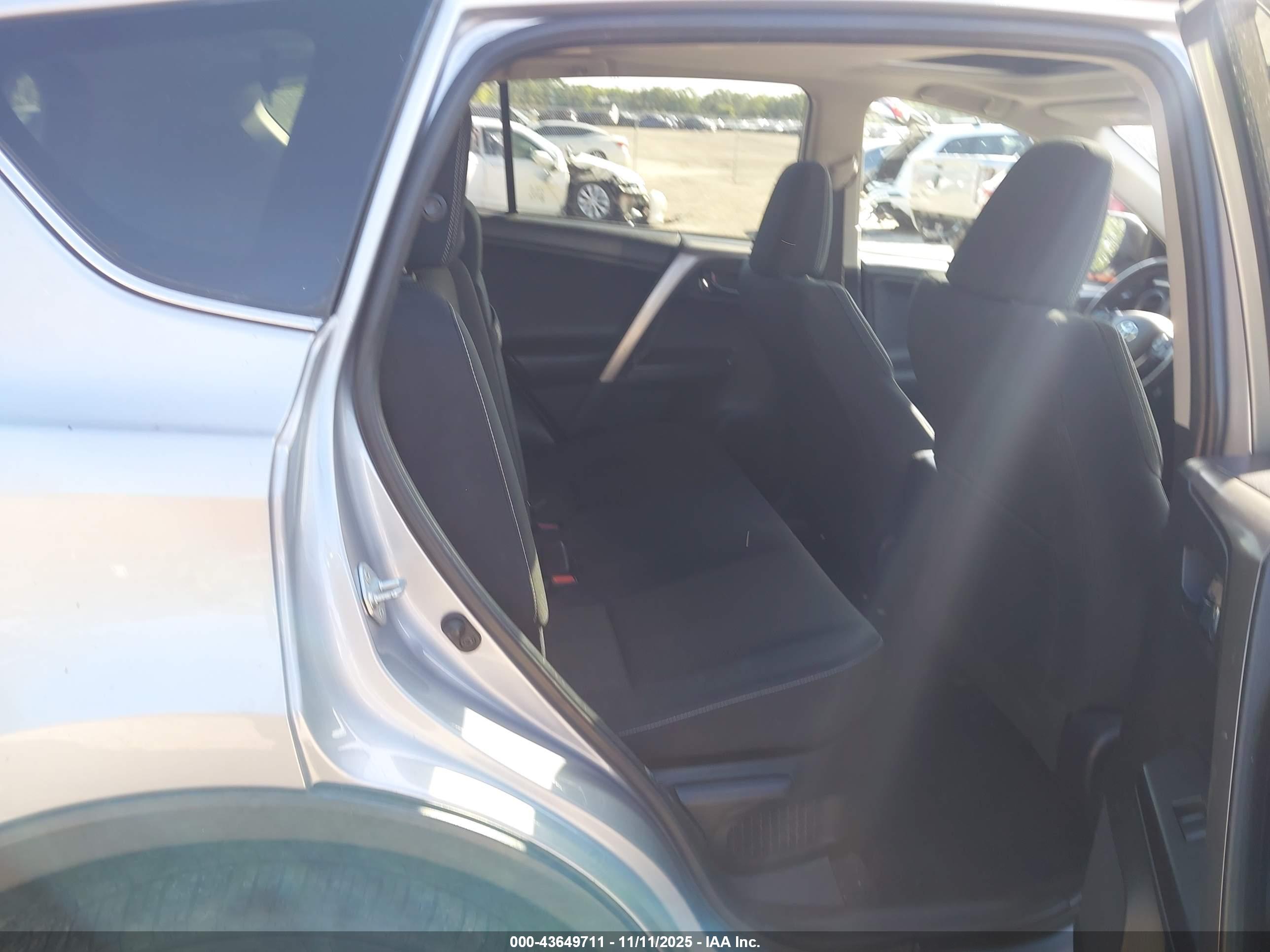 TOYOTA RAV4 image 8