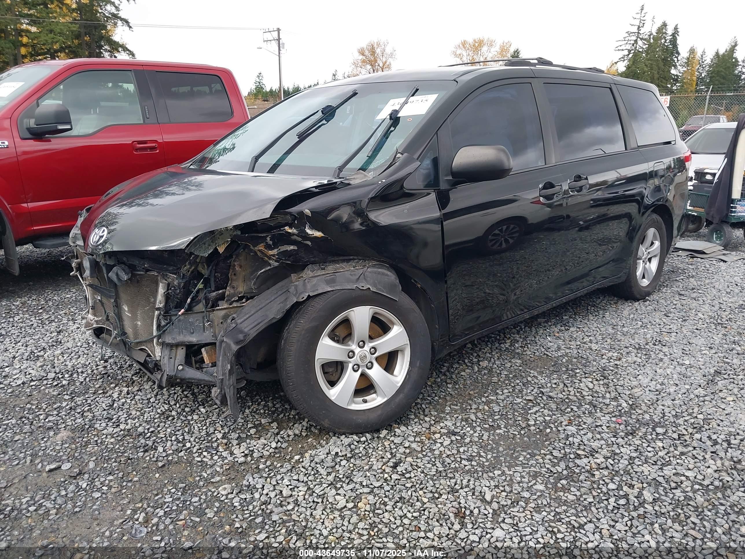 TOYOTA SIENNA image 2