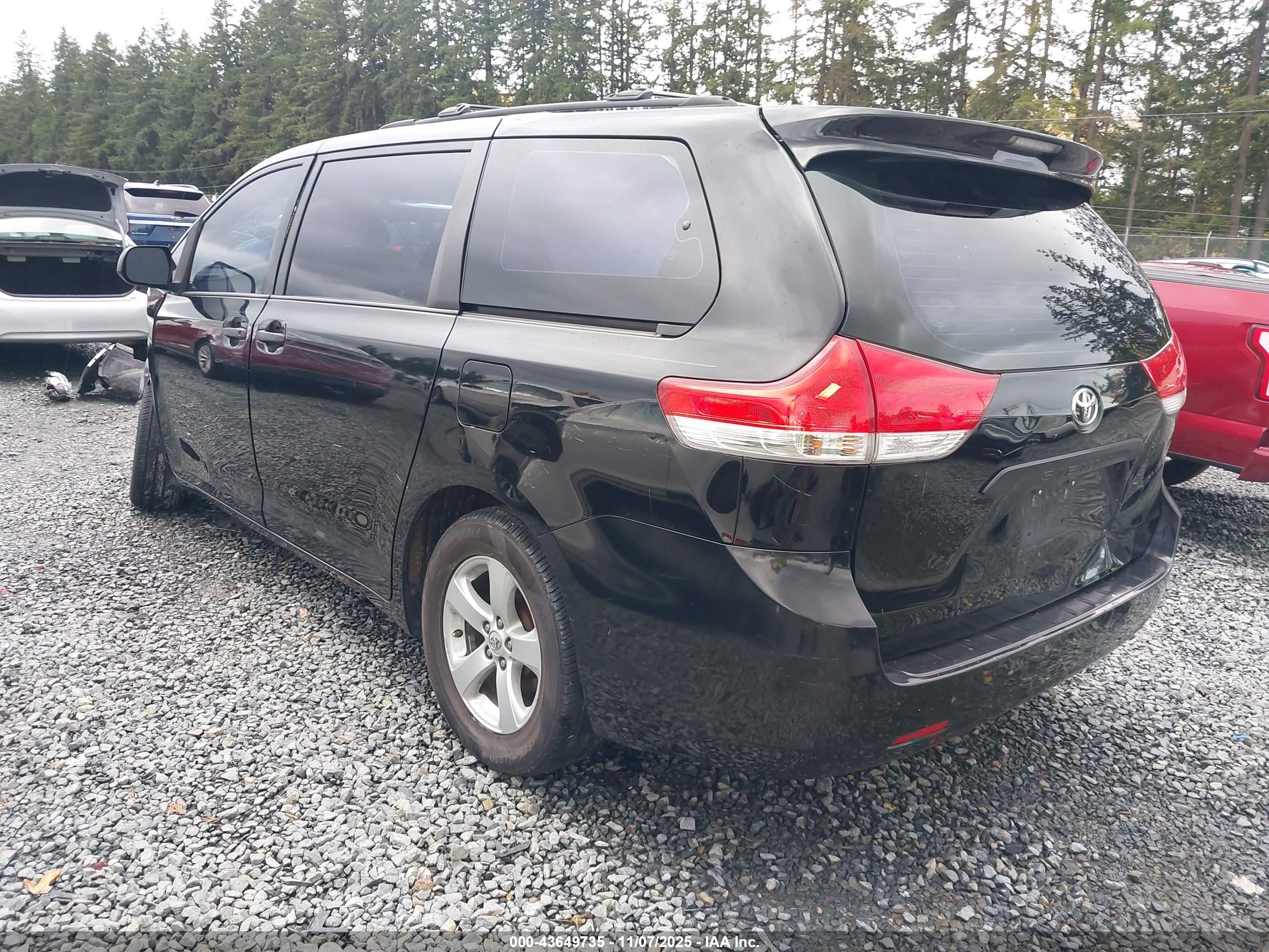 TOYOTA SIENNA image 3