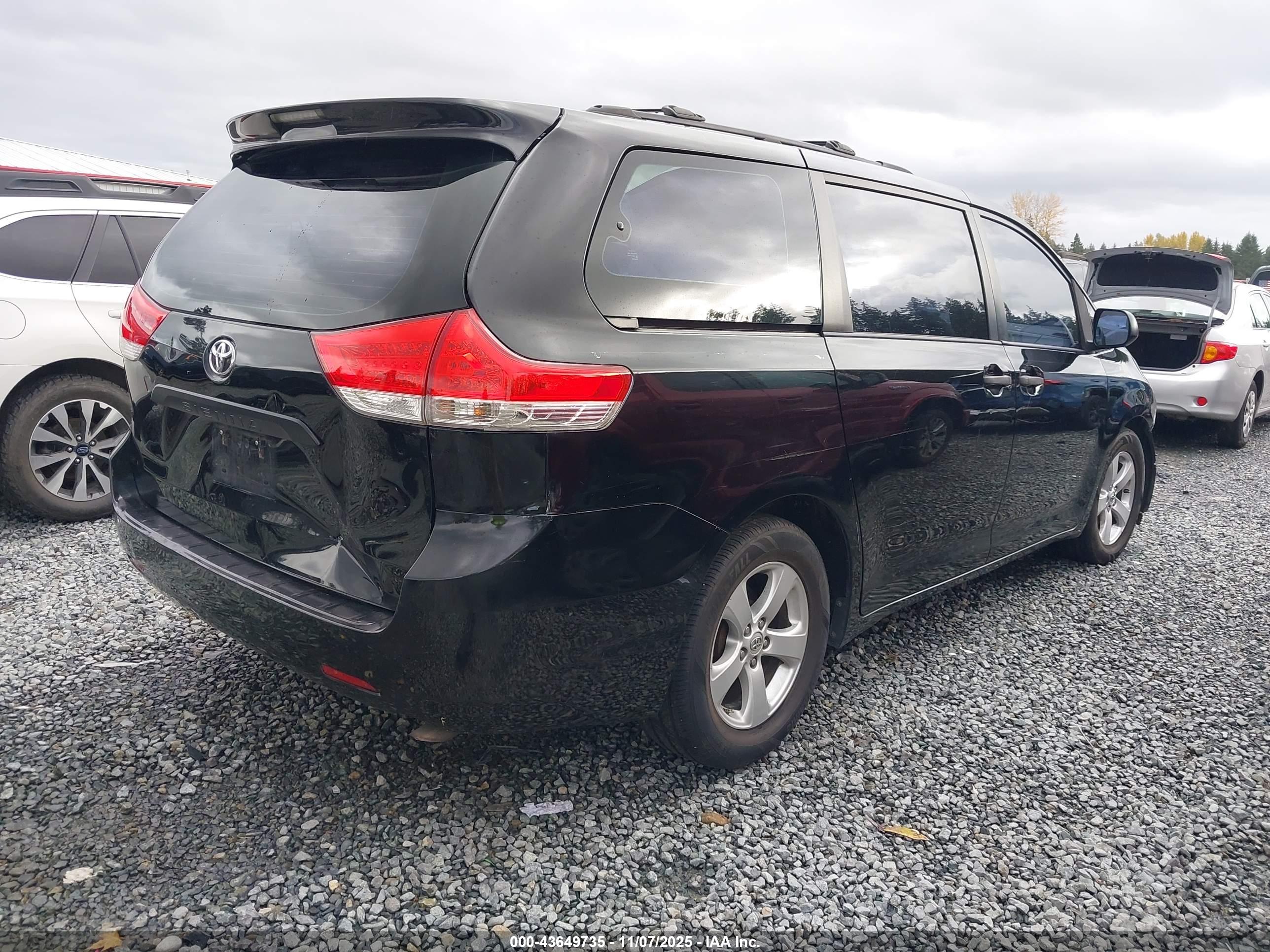 TOYOTA SIENNA image 4