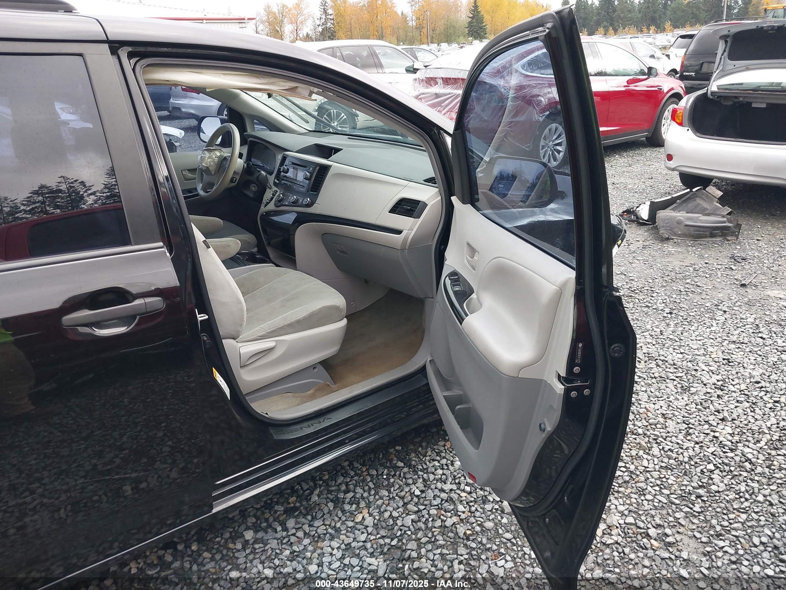 TOYOTA SIENNA image 5
