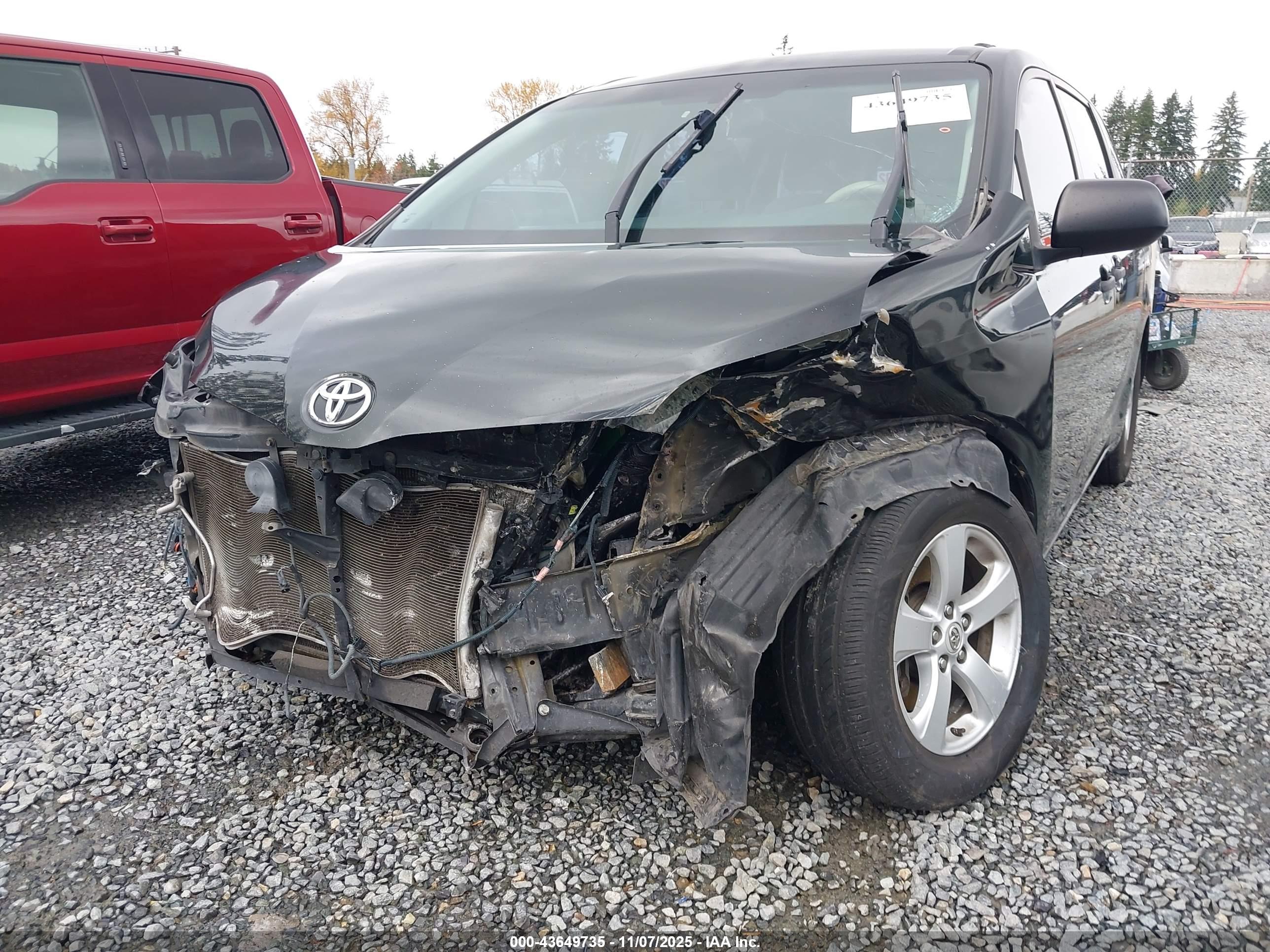 TOYOTA SIENNA image 6