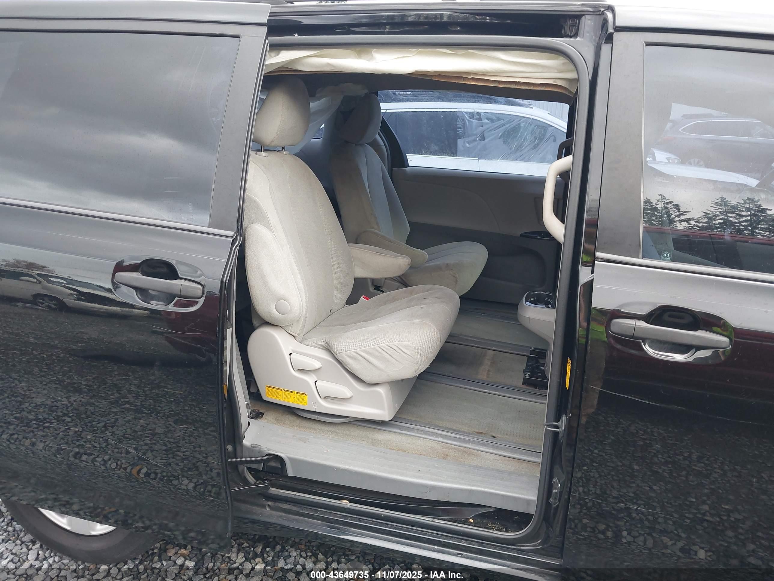 TOYOTA SIENNA image 8