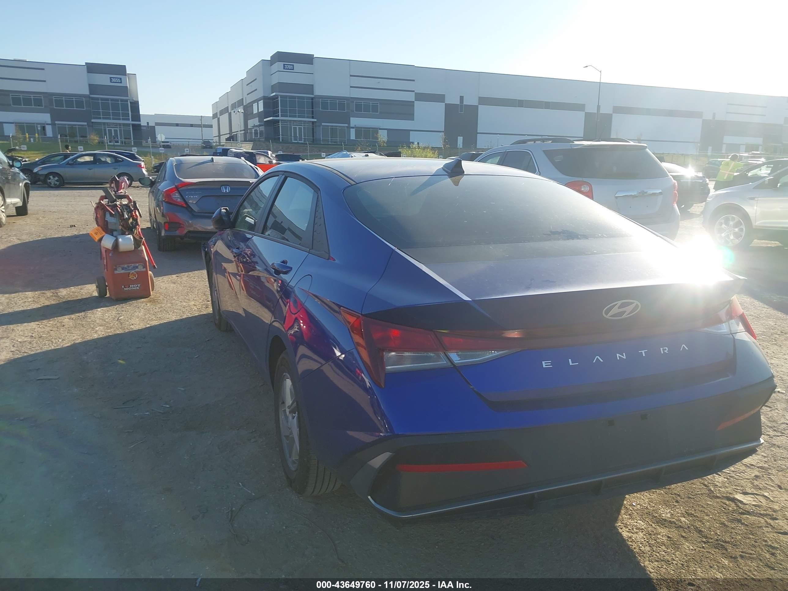 HYUNDAI ELANTRA image 3