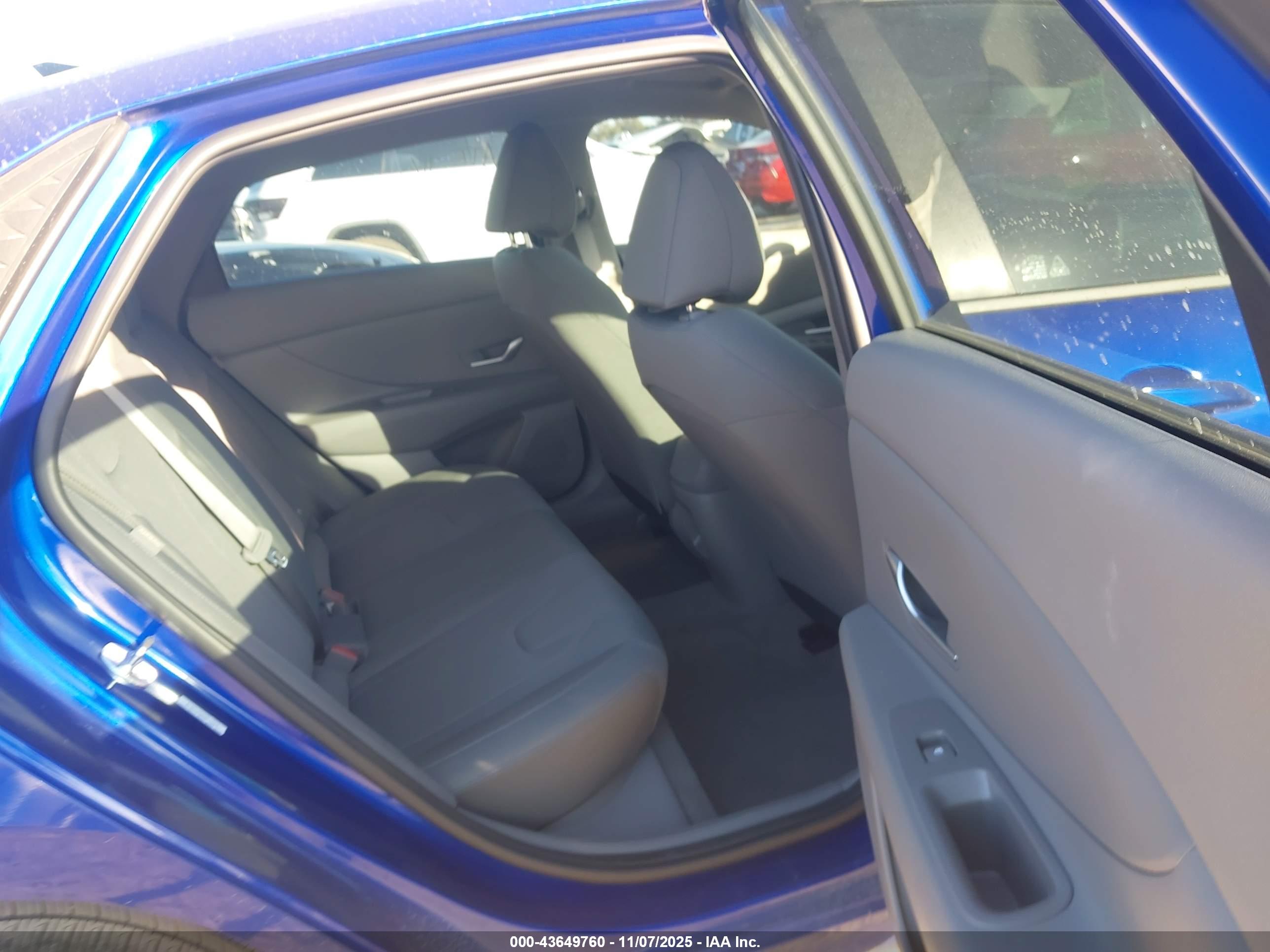 HYUNDAI ELANTRA image 8