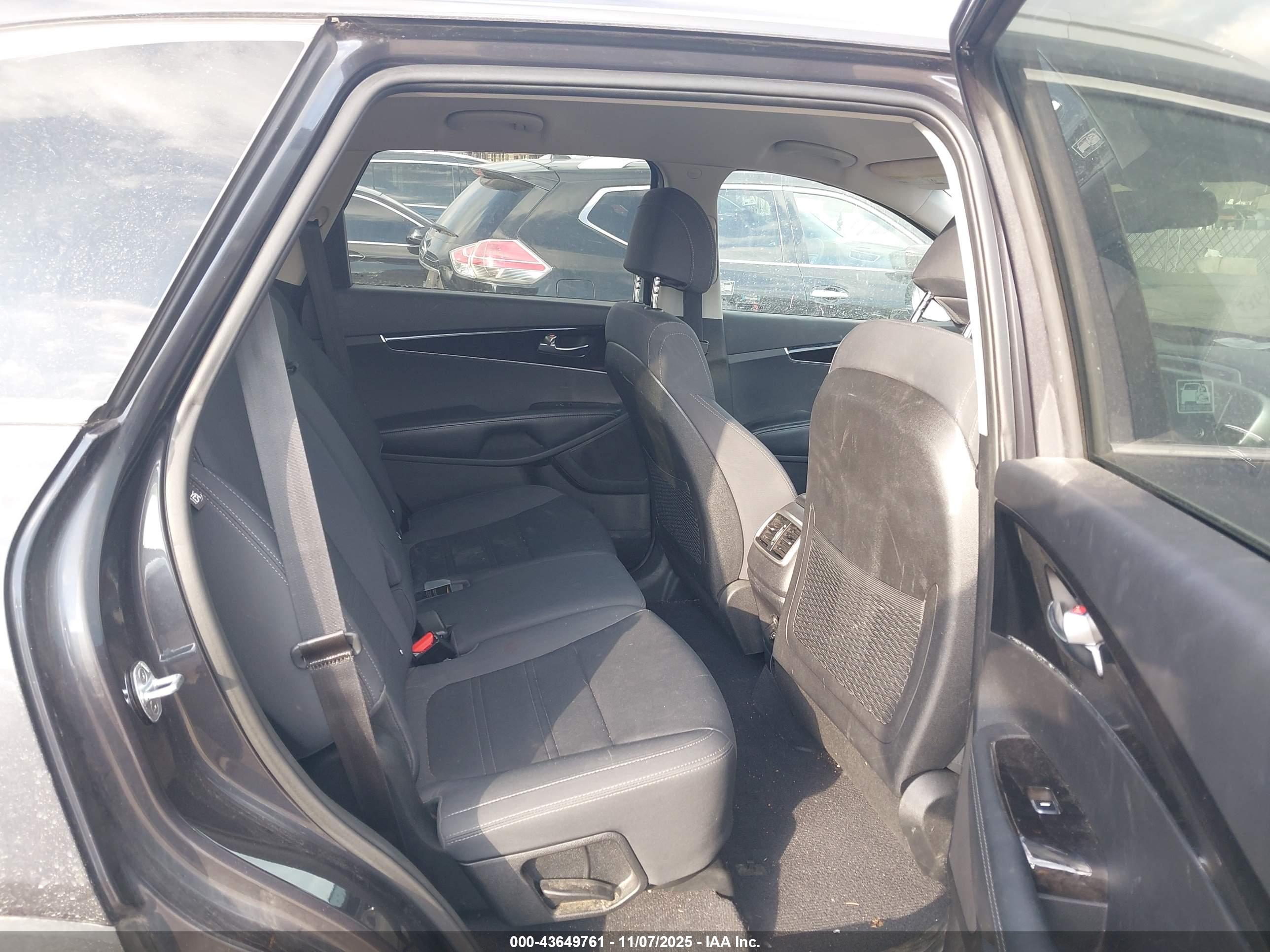 KIA SORENTO image 8