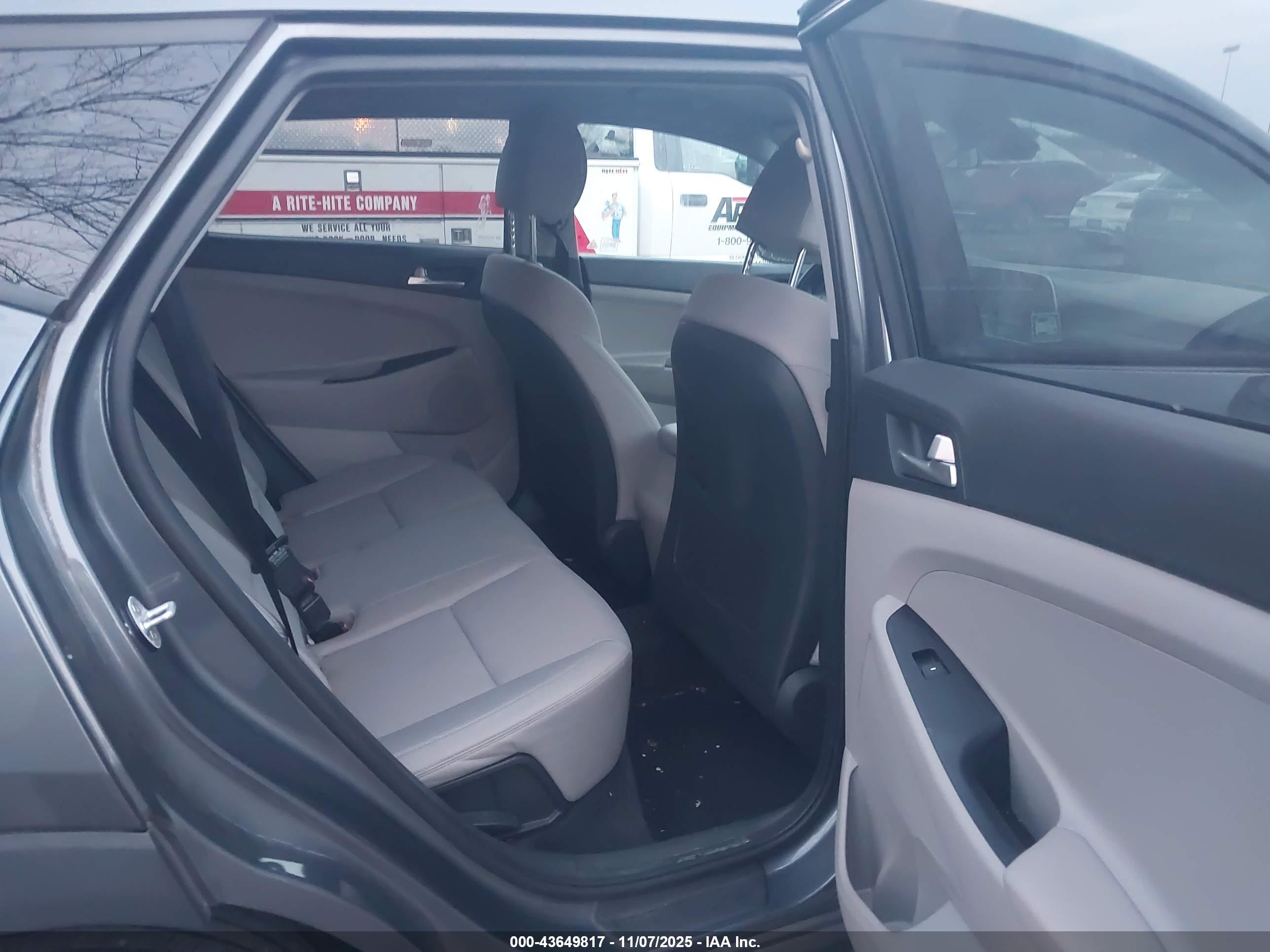 HYUNDAI TUCSON image 8