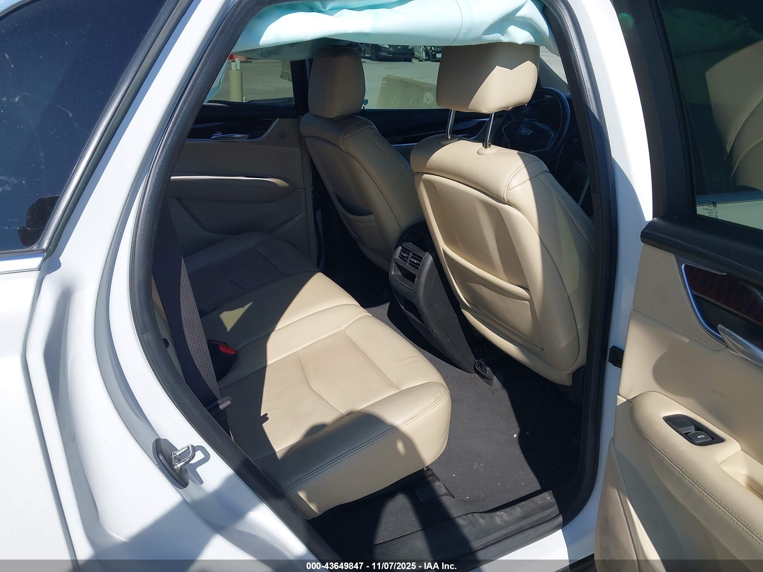 CADILLAC XT5 image 8